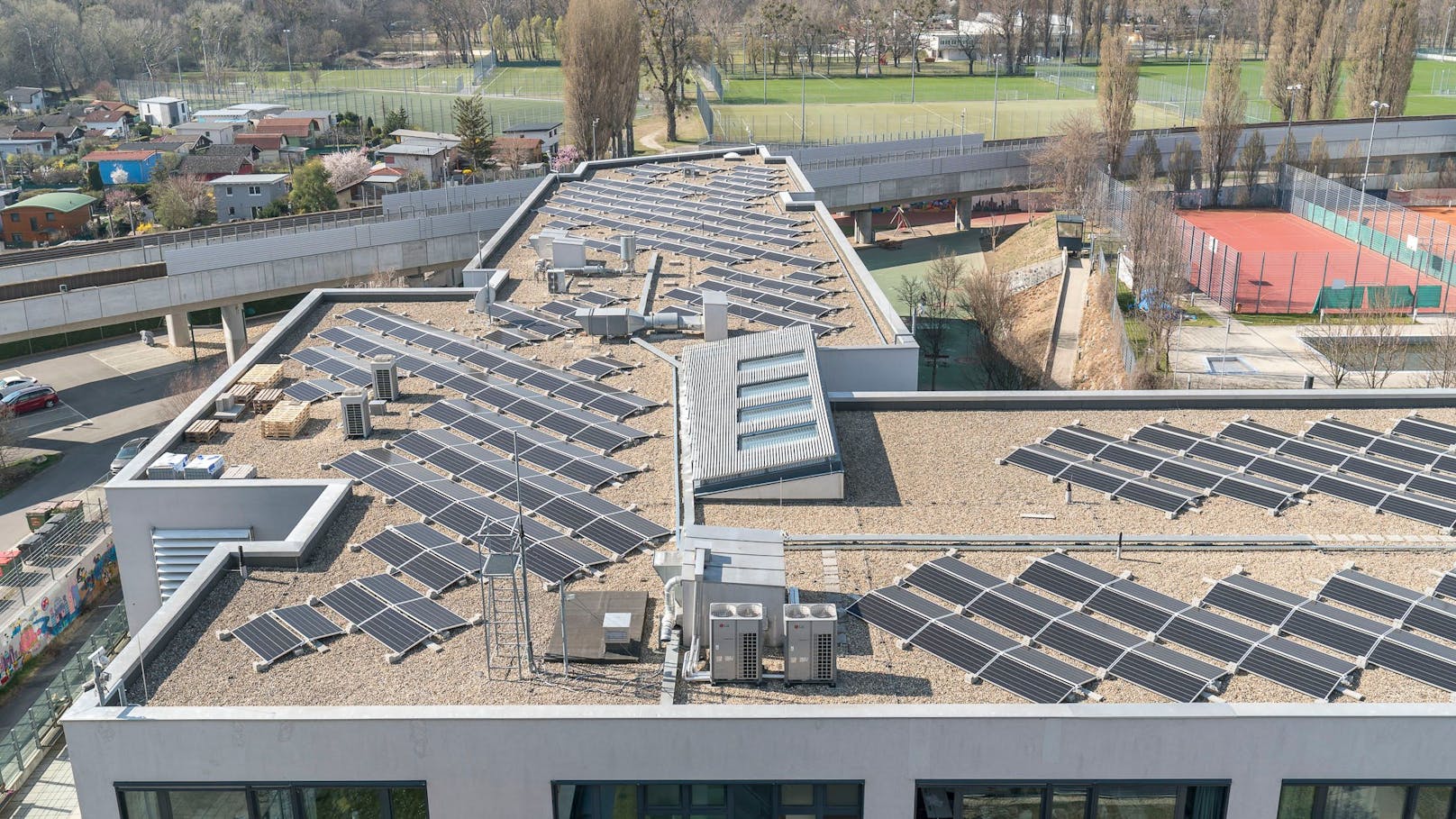 692 Solarmodule produzieren nun auf den Dächern des IKG-Campus Sonnenstrom.