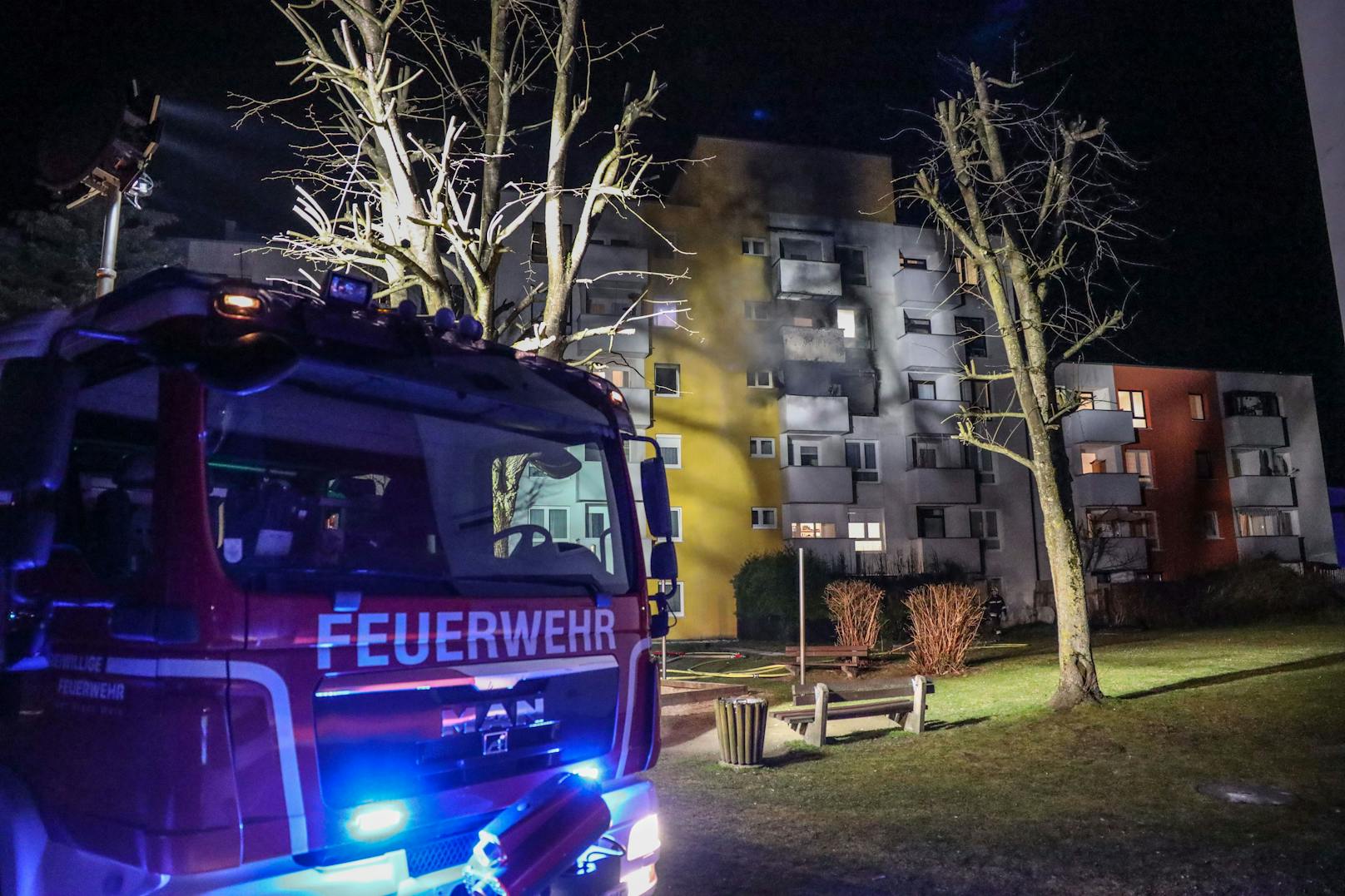 Ein Todesopfer, drei Verletzte, insgesamt 25 gerettete Personen lautet die Bilanz eines ausgedehnten Wohnungsbrandes am späten Donnerstagabend in Wels-Lichtenegg.