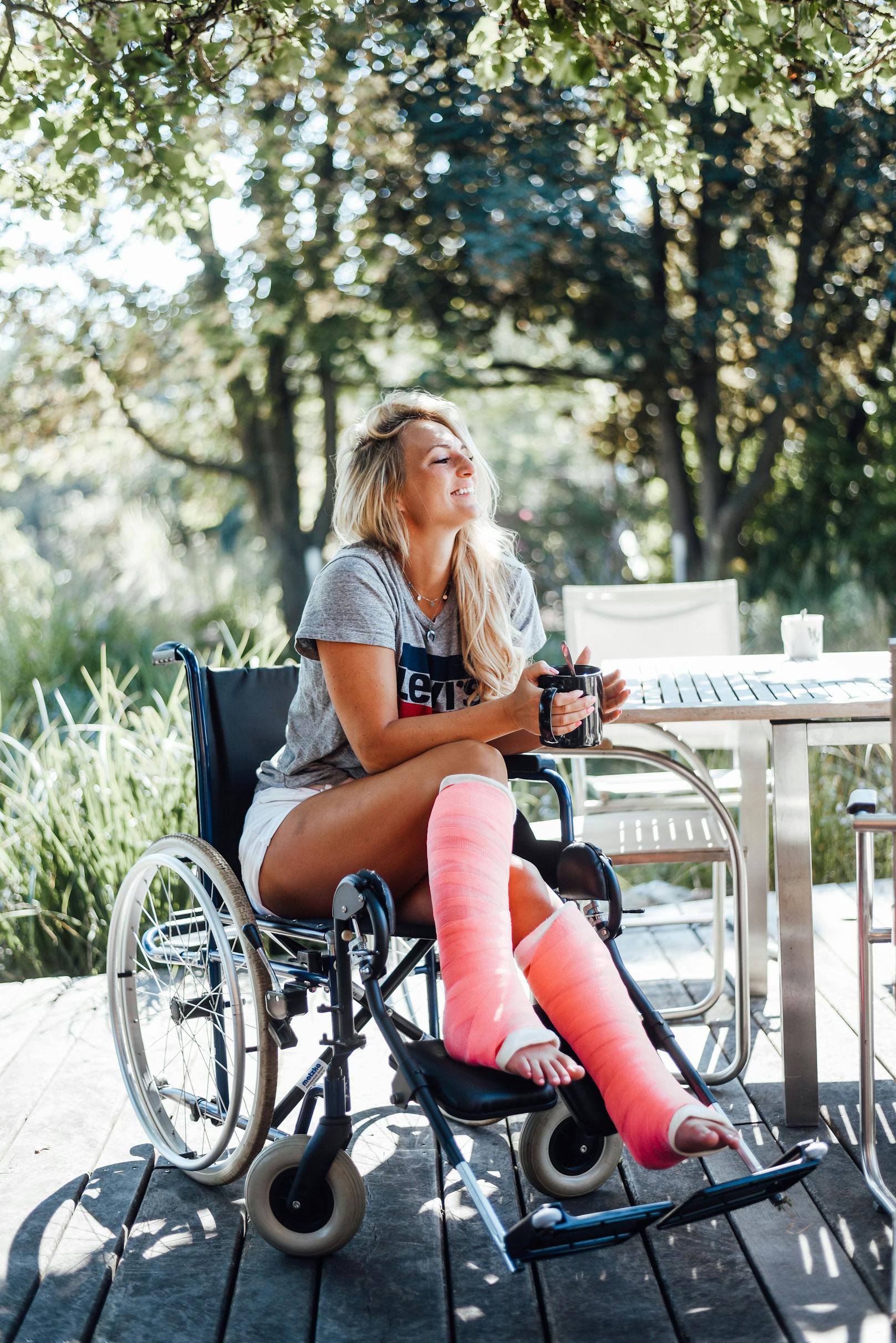 Trotz Gips postete Carina auf Instagram und TikTok fleißig weiter und machte sogar Tutorials für Sportübungen im Rollstuhl.