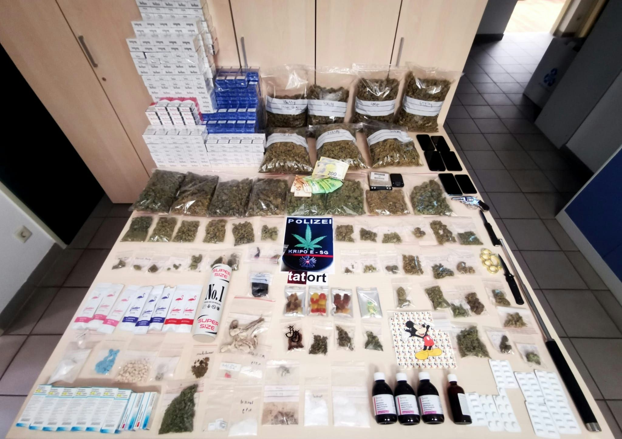 Bei dem heute 18-Jährigen wurden kiloweise Drogen unterschiedlichster Art sichergestellt.