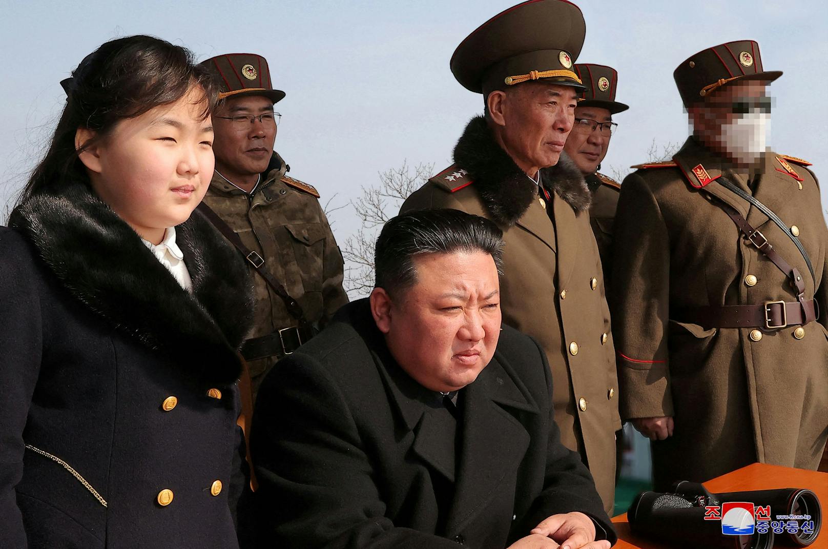 Kim Jong-Un beobachtet einen weiteren Raketen-Test. 