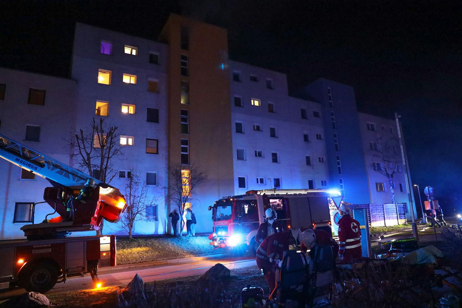 Ein Todesopfer, drei Verletzte, insgesamt 25 gerettete Personen lautet die Bilanz eines ausgedehnten Wohnungsbrandes am späten Donnerstagabend in Wels-Lichtenegg.
