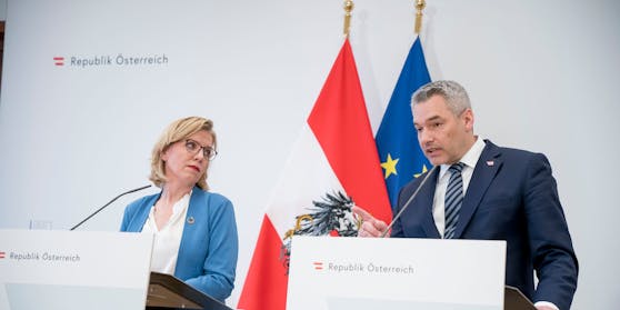 Der Kanzler mit Klimaministerin Leonore Gewessler – er nimmt Österreichs Zustimmung zum Verbrenner-Aus nun zurück.