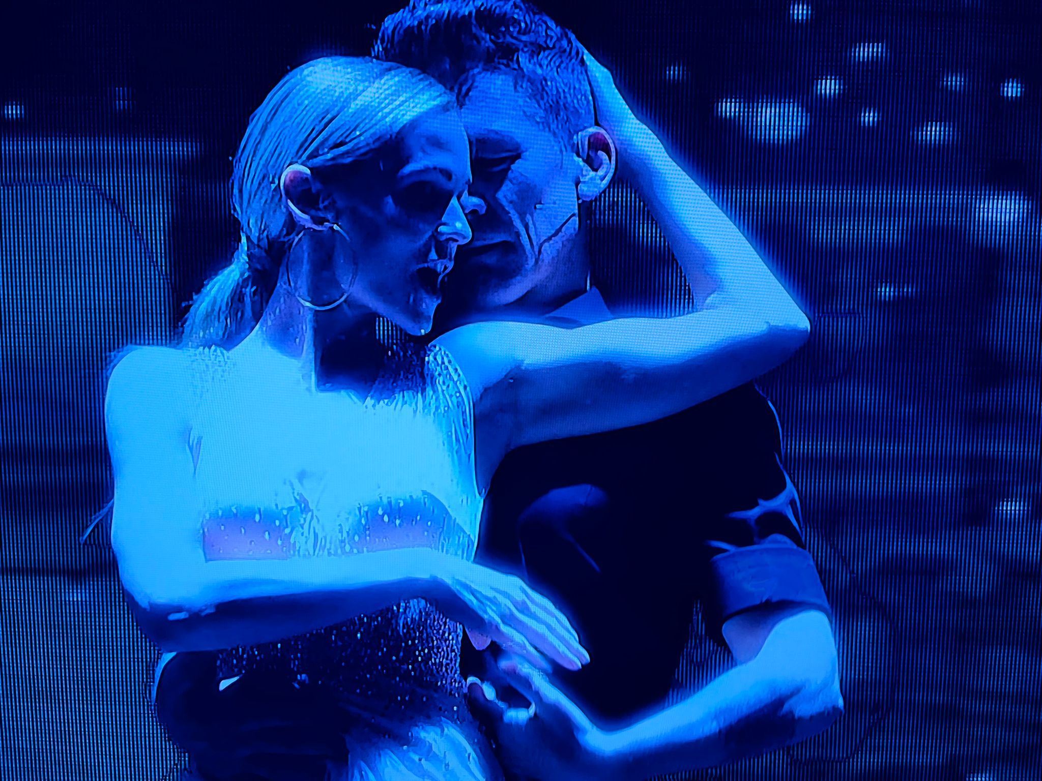 Statt Moderation steht bei Andi Knoll und Miriam Weichselbraun plötzlich Tanz auf dem Programm.