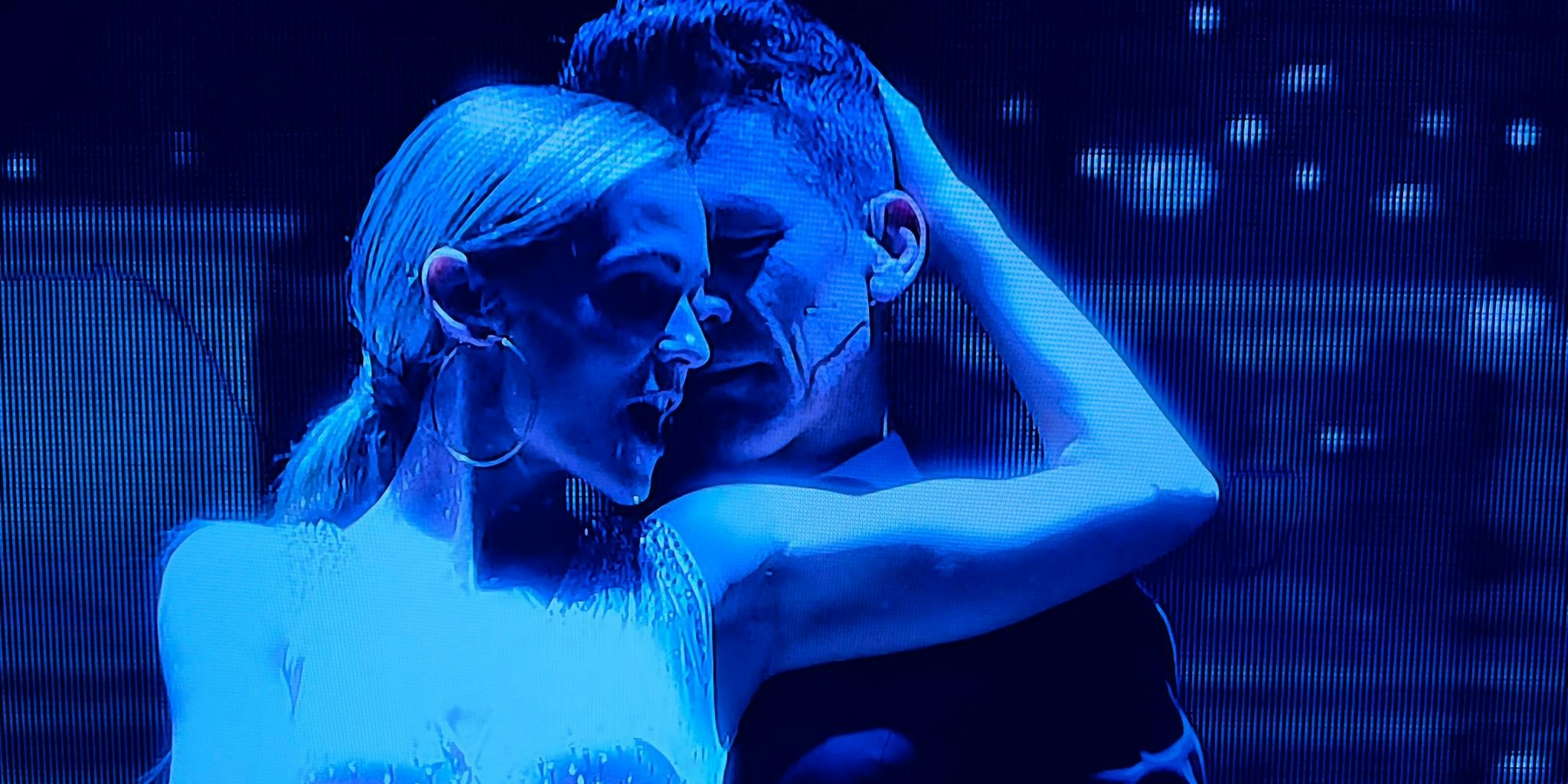 Statt Moderation steht bei Andi Knoll und Miriam Weichselbraun plötzlich Tanz auf dem Programm.