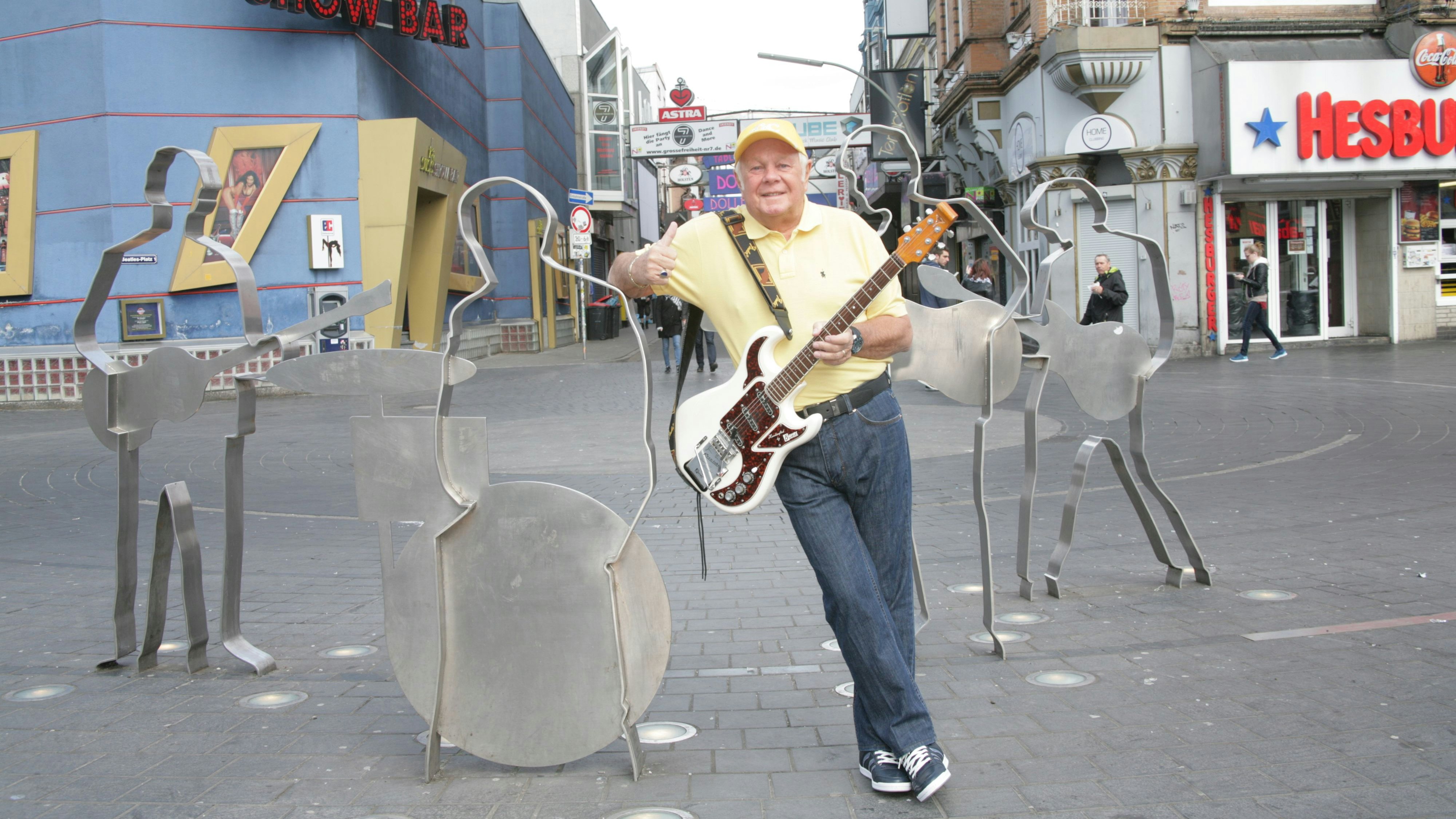 Download von www.picturedesk.com am 24.03.2023 (20:31).  ACT action_19907985 -- : Graham Bonney auf dem Beatles-Platz in Hamburg / 120415 ***Graham Bonney and his wife_Iris during his visit in Hamburg on April 12, 2015.*** - 20150412_PD12979 - Rechteinfo: Rights Managed (RM)