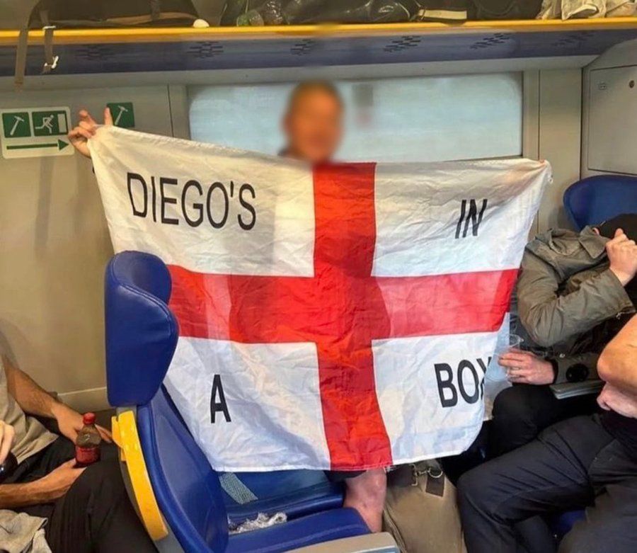 Ein englischer Fußballfan entrollte eine geschmacklose Flagge, der Verband reagierte bereits. 