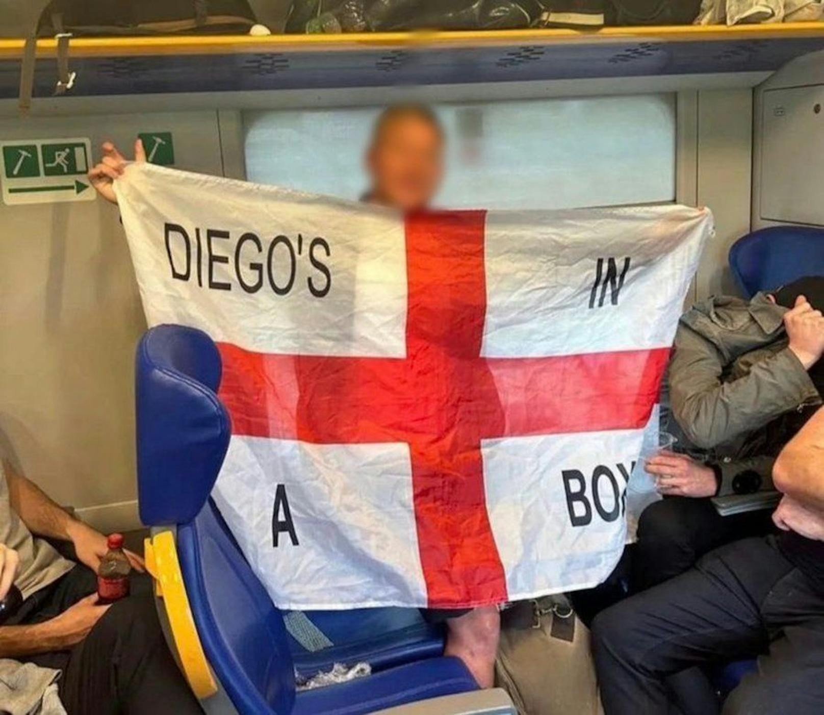England-Fan zeigt geschmacklose Maradona-Flagge