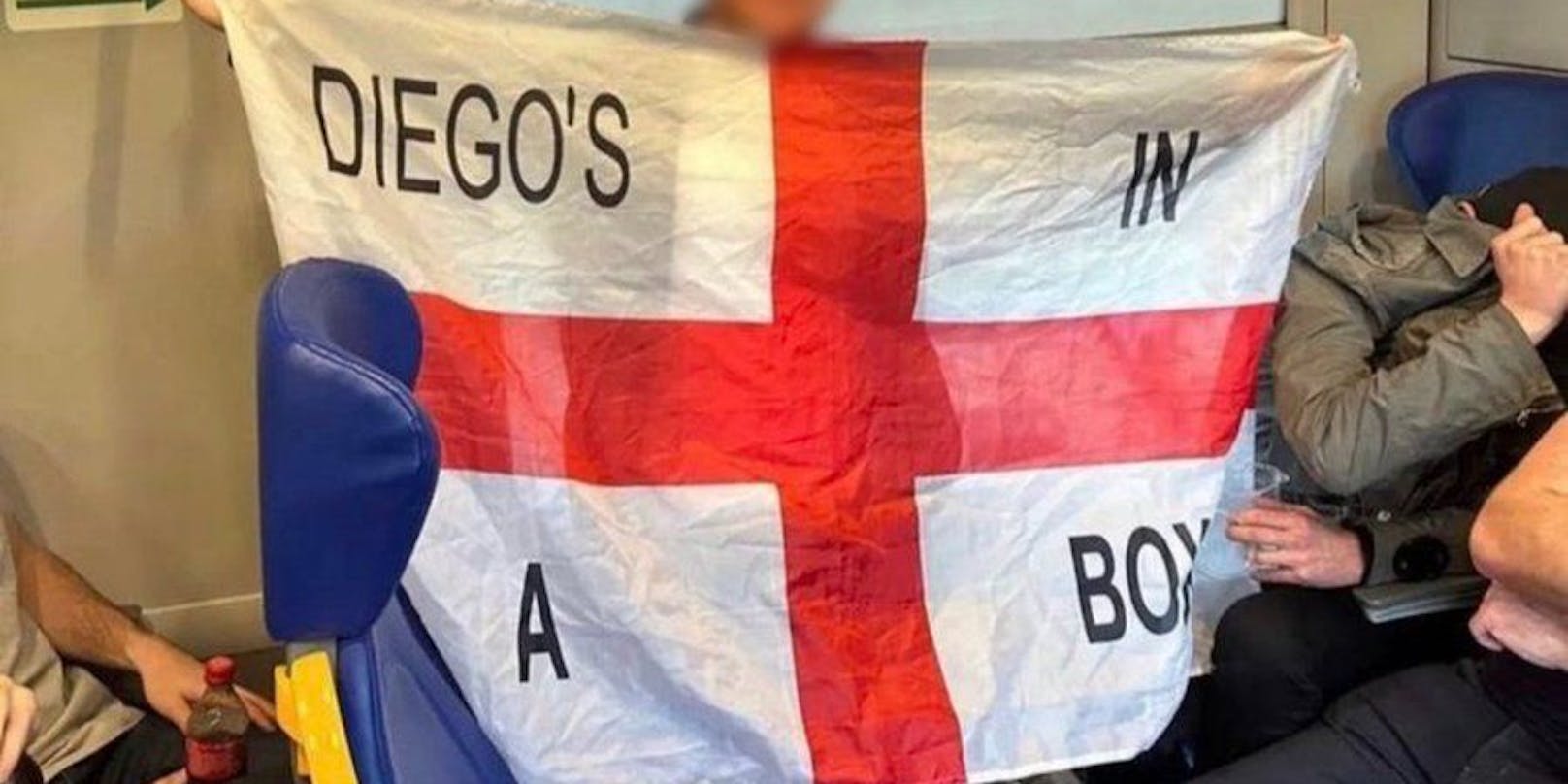 Ein englischer Fußballfan entrollte eine geschmacklose Flagge, der Verband reagierte bereits. 
