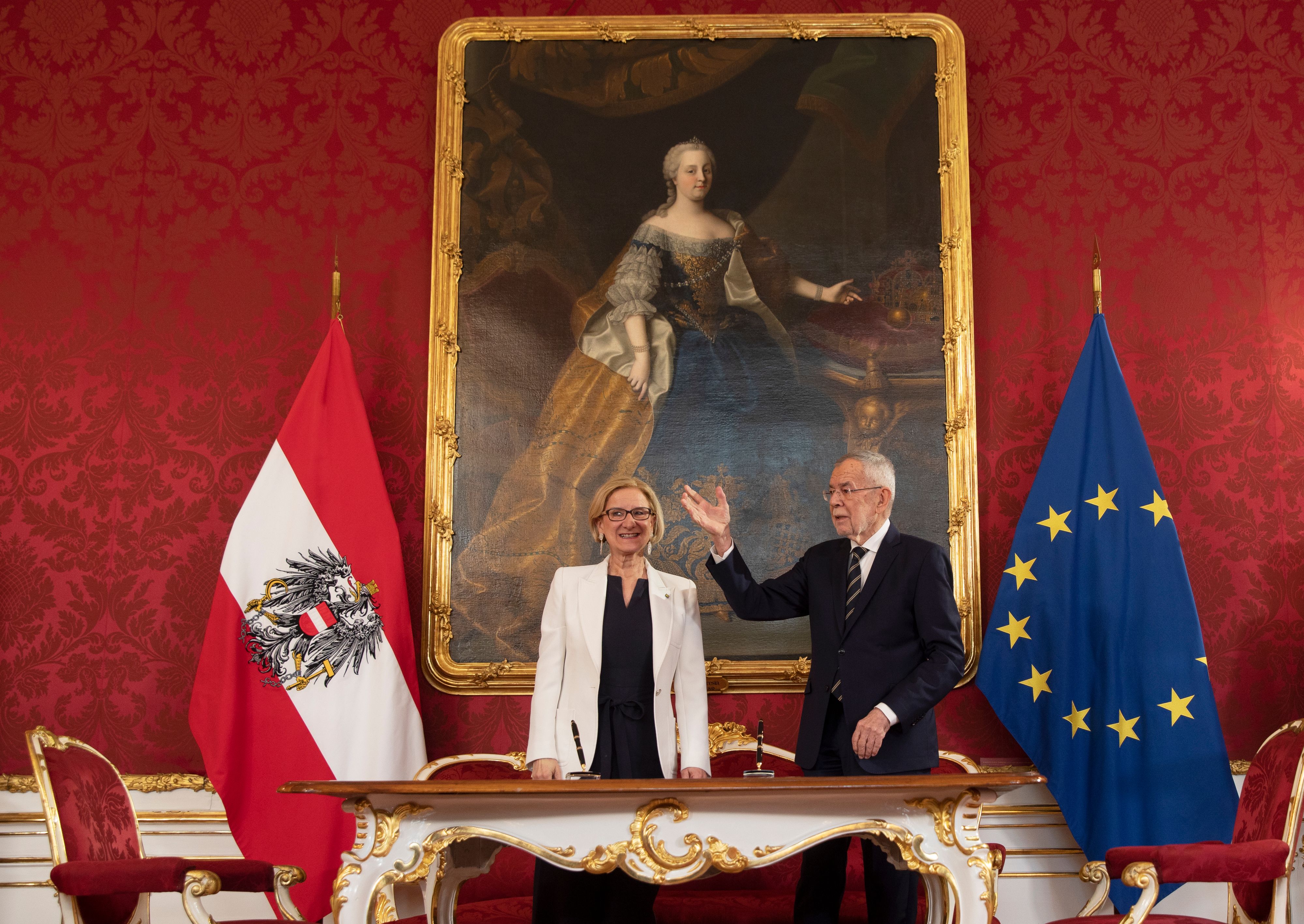 Für die Landespolitikerin wohl trotz der vielen Kritik ein Tag der Freude. Zuerst verlief die Angelobung mit dem Bundespräsidenten Alexander van der Bellen auch durchaus amikal.