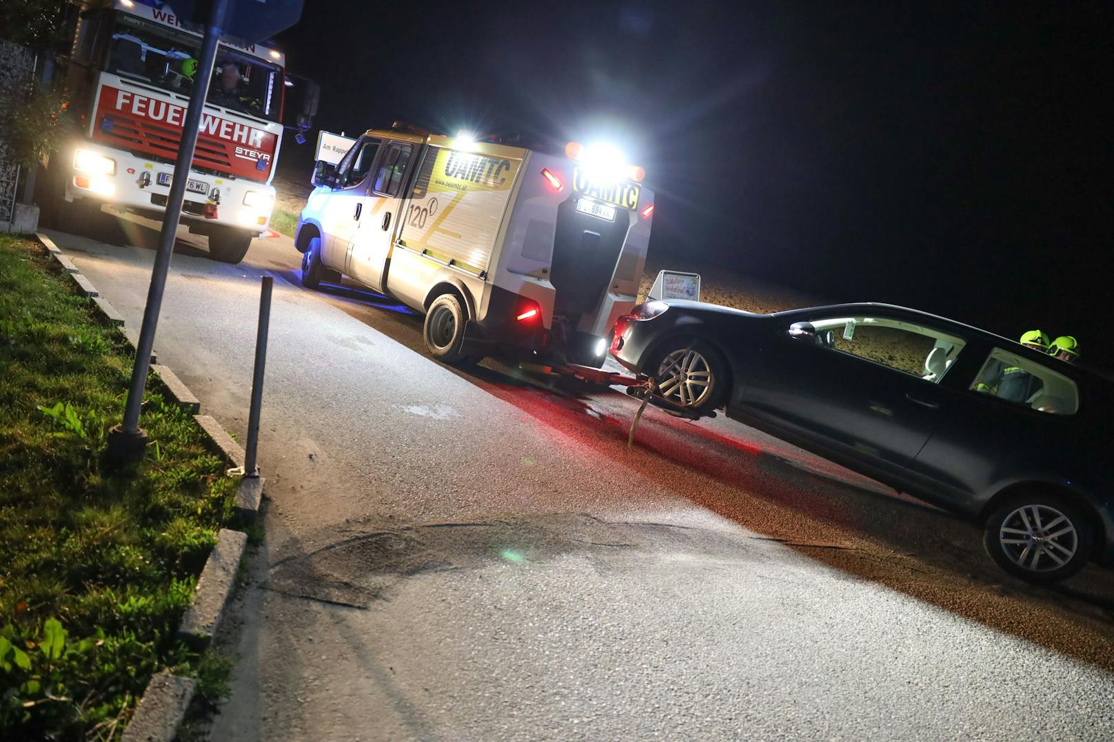 Die Feuerwehr wurde am späten Donnerstagabend zu Aufräumarbeiten nach einem Verkehrsunfall nach Weißkirchen an der Traun (Bezirk Wels-Land) alarmiert.