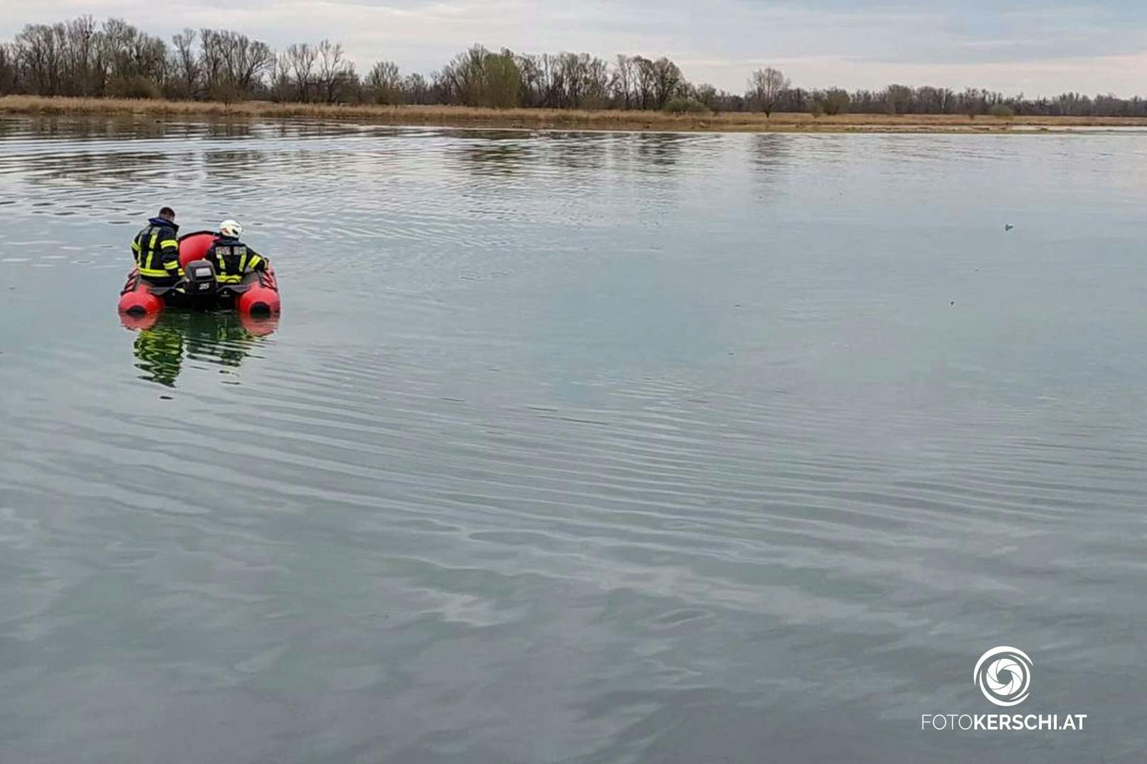 Ein zu Hilfe gerufener 43-jähriger Fischer stieg ins etwa 11 Grad kalte Wasser und konnte gemeinsam mit den weiteren Ersthelfern den 62-Jährigen ans Ufer bringen.