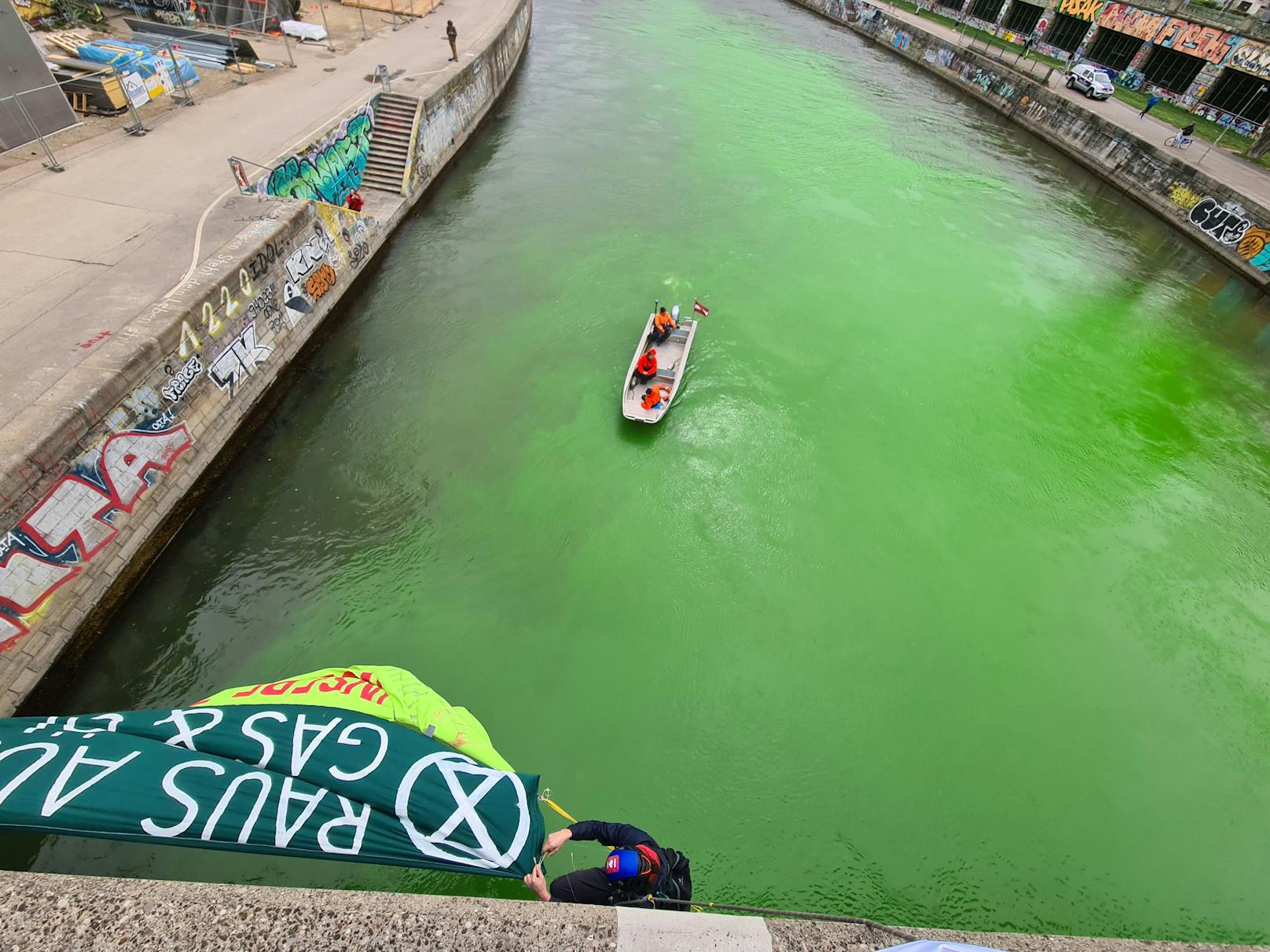 Klima-Aktivisten der "Extinction Rebellion" blockierten am 25. März die Wiener Salztorbrücke und färbten das Wasser des Donaukanals grün ein.