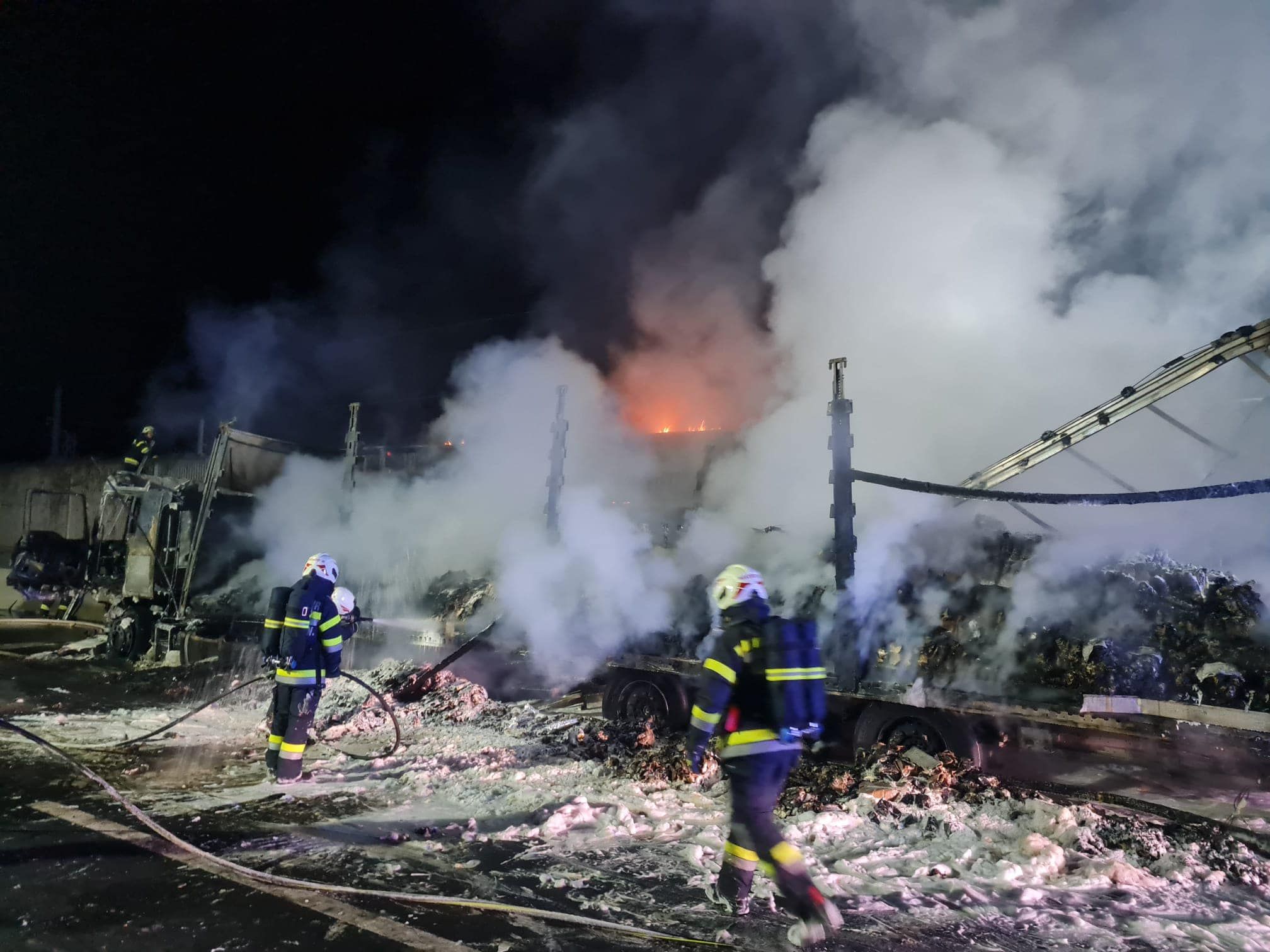 Ein Sattelschlepper hat am 24. März 2023 auf der A9 Pyhrnautobahn plötzlich Feuer gefangen und ist komplett ausgebrannt.