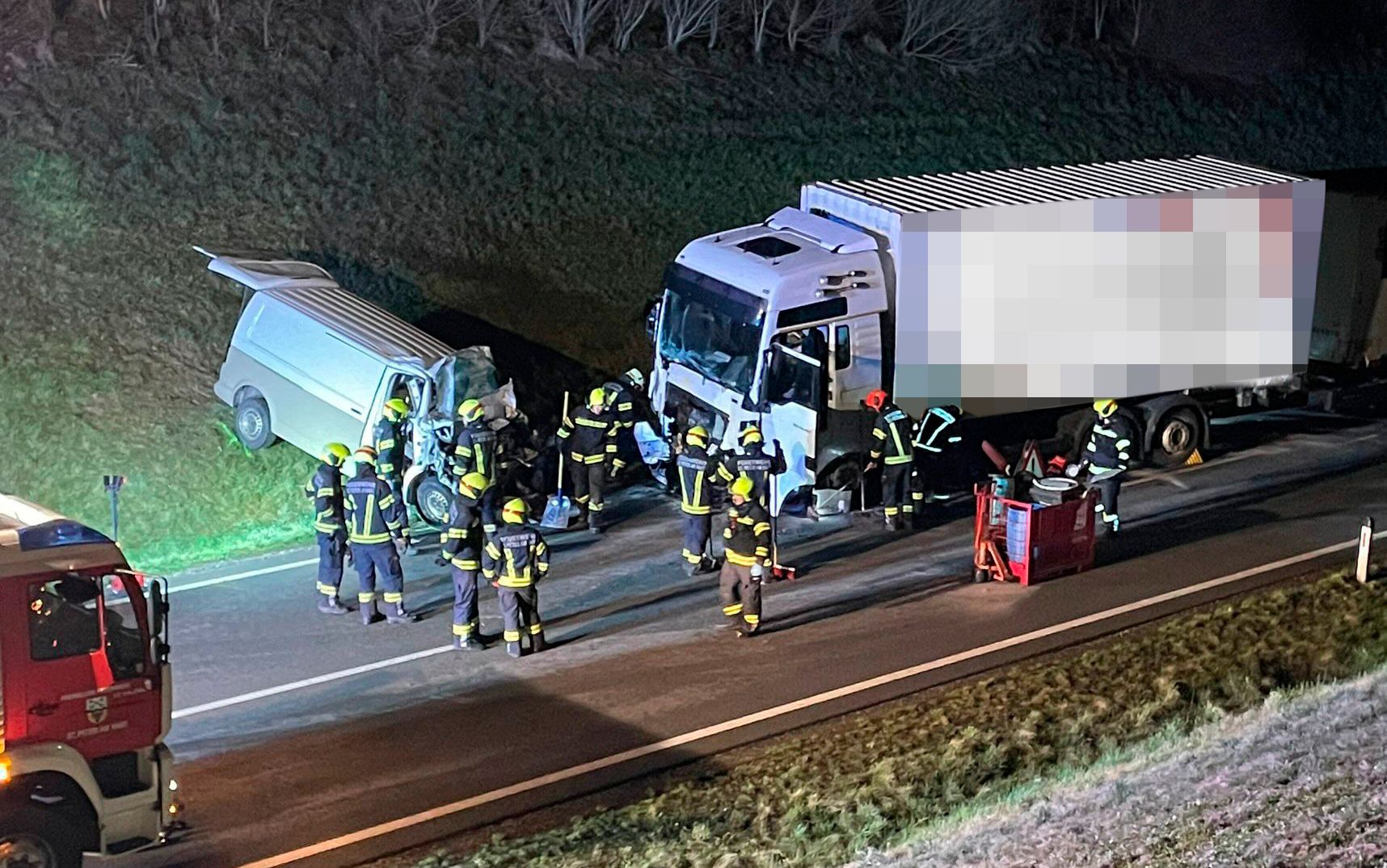 BILDSTRECKE: Tödliche Frontalkollision Bei Braunau Am Inn | Heute.at ...