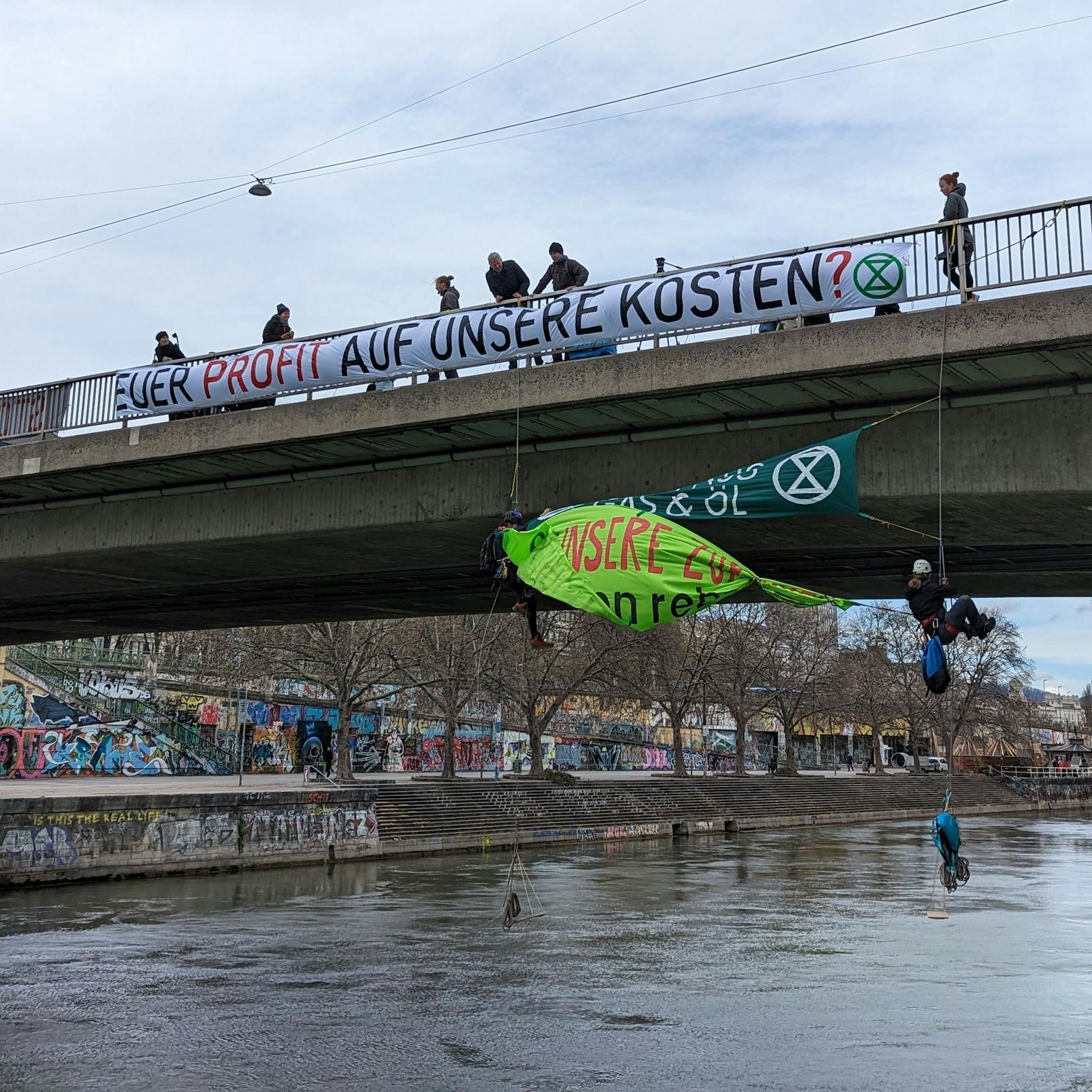 Klima-Aktivisten der "Extinction Rebellion" blockierten am 25. März die Wiener Salztorbrücke und färbten das Wasser des Donaukanals grün ein.