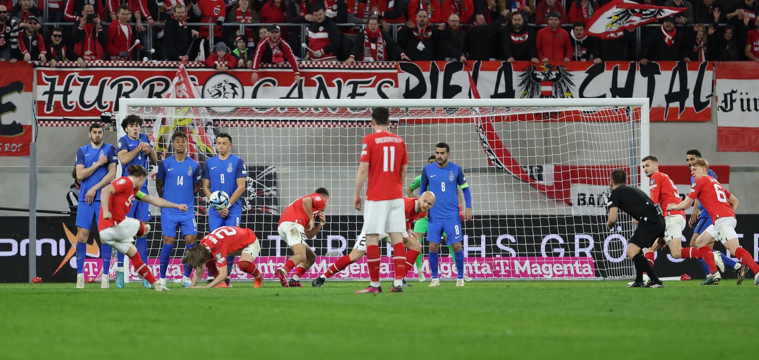 Marcel Sabitzer versenkt den Freistoß gegen Aserbaidschan direkt. 