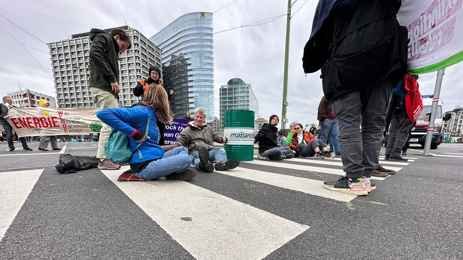 Aktivisten blockieren Wiener City, färben Donaukanal