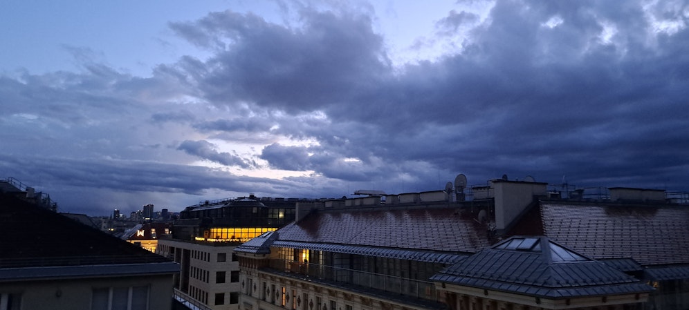 Ein heftiges Gewitter zieht über Wien