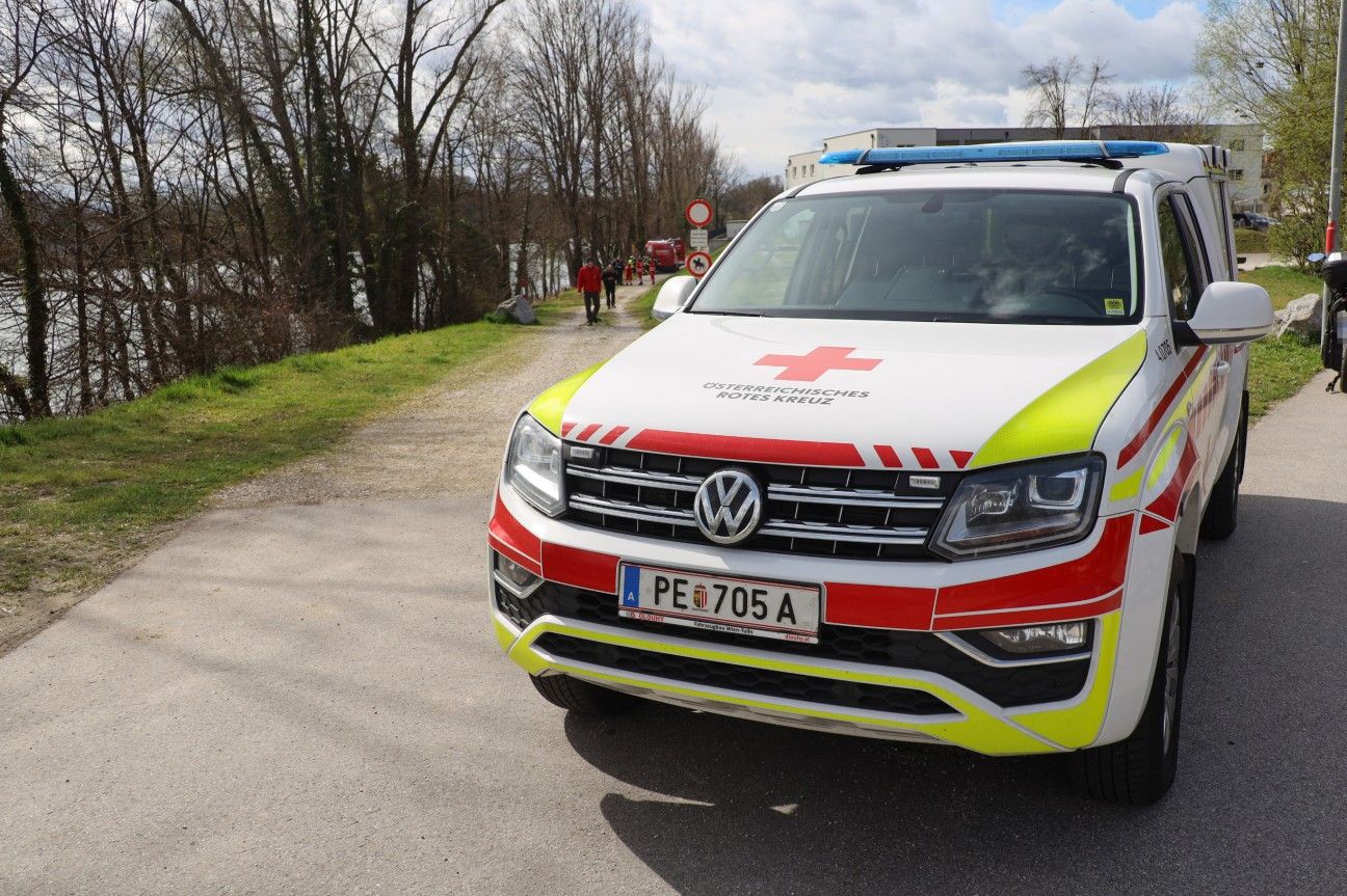 Die Frau konnte nur noch tot aus der Enns geborgen werden. 