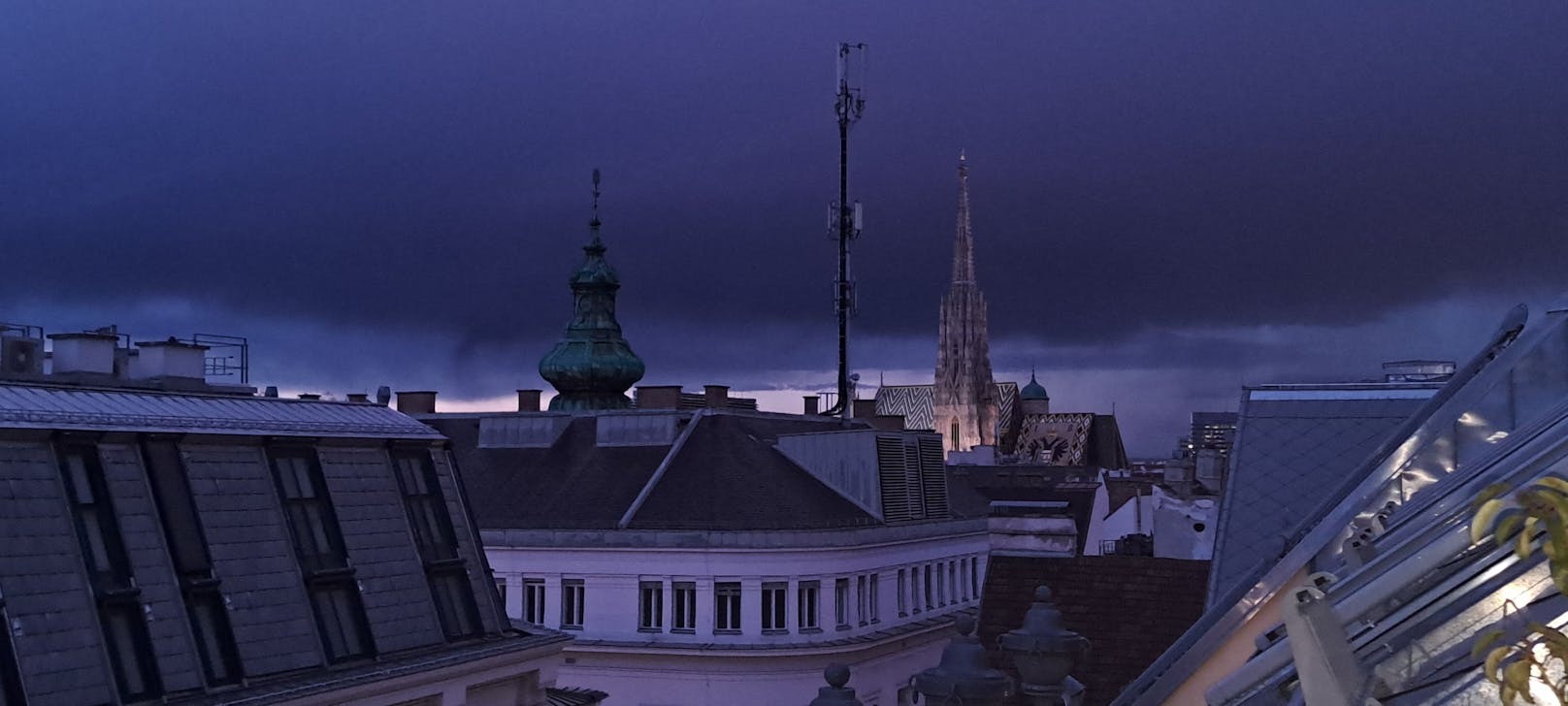 Ein heftiges Gewitter zieht über Wien
