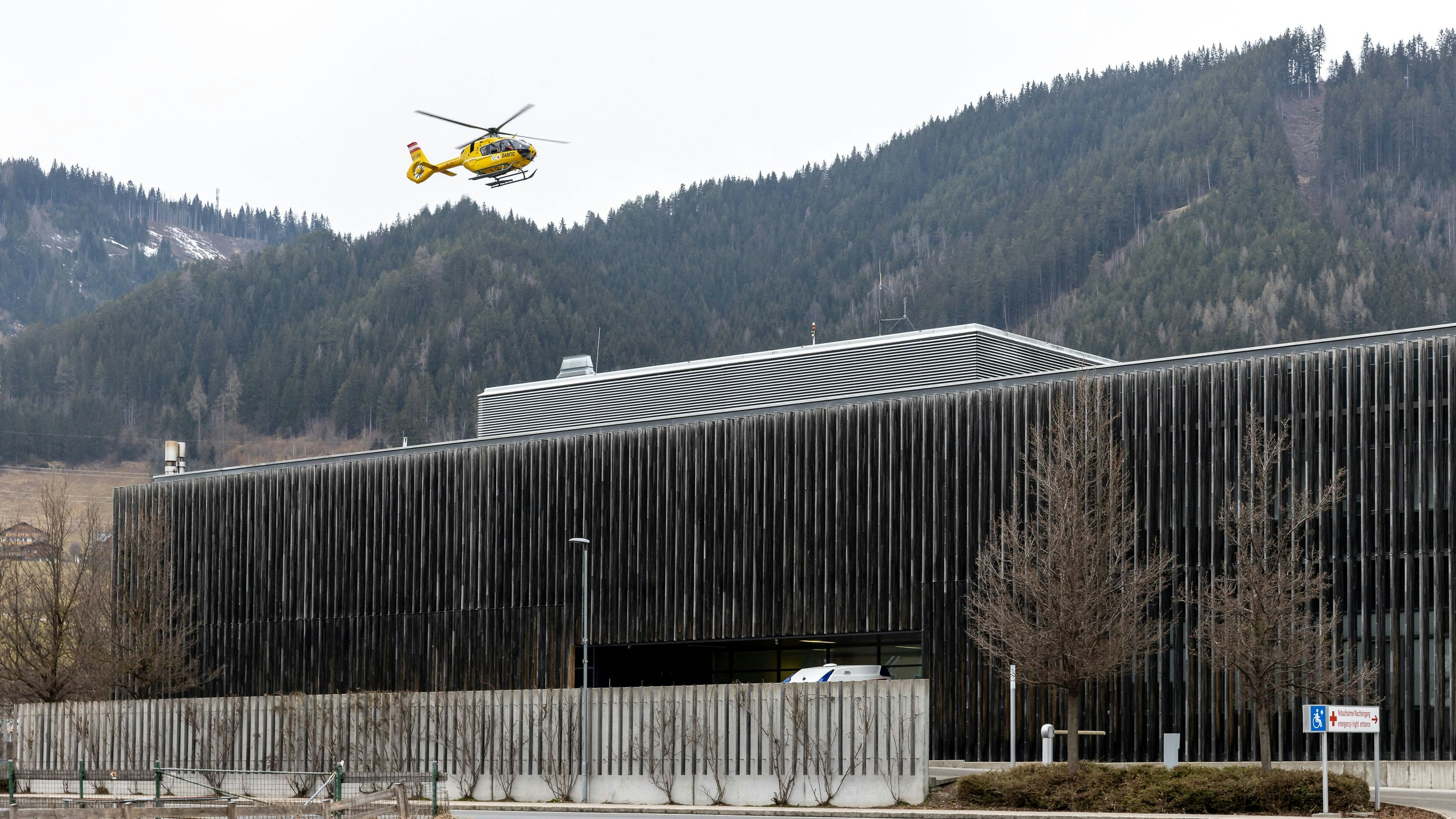 Die Mutter wurde nach der Erstversorgung mit dem Rettungshubschrauber ins DKH Schladming gebracht.