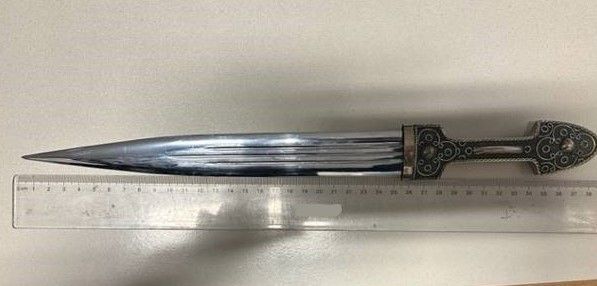 Mit diesem Dolch soll der 85-Jährige eine Frau auf der Straße bedroht haben.