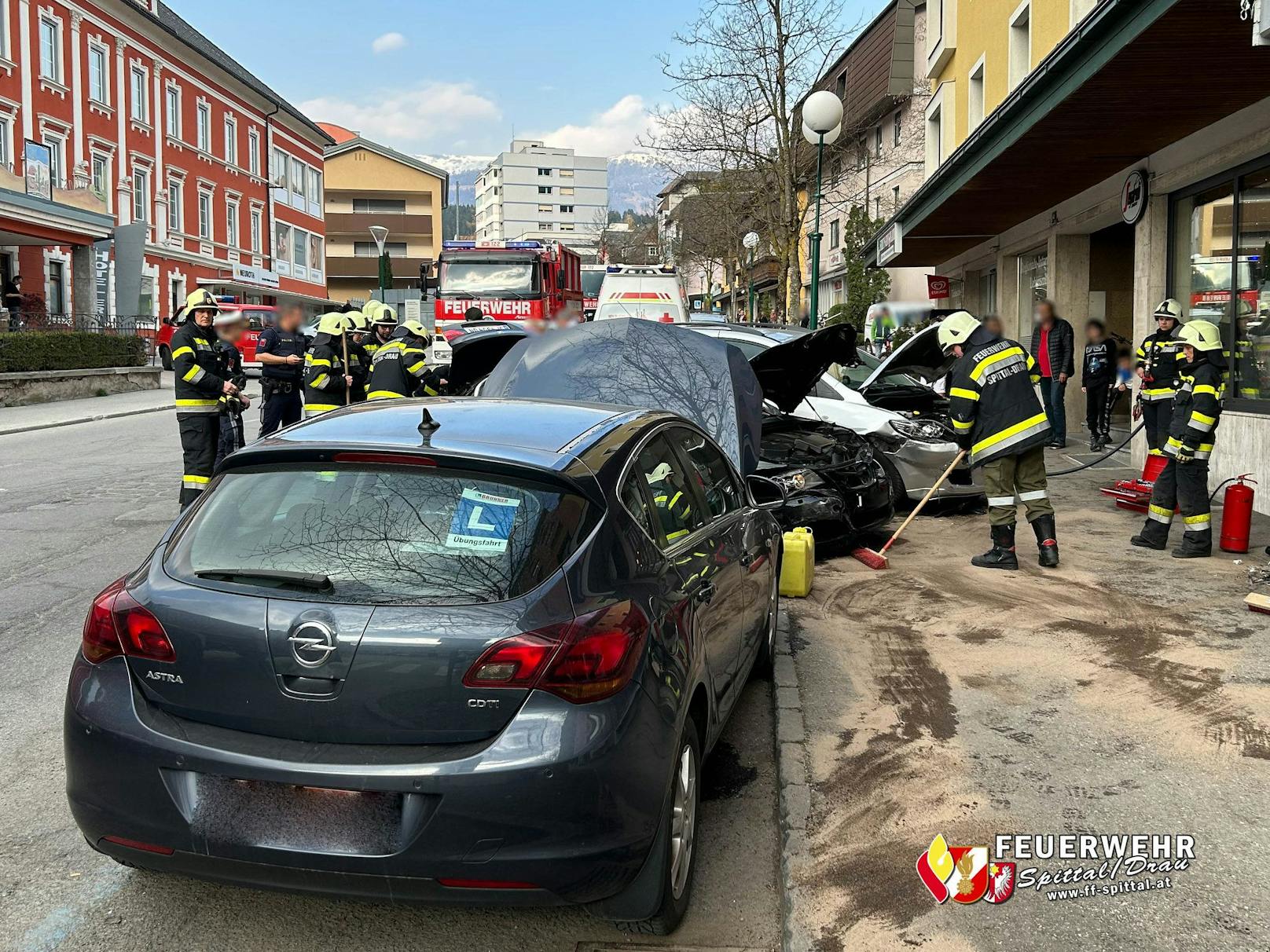 In Spittal an der Drau schrottete ein 19-jähriger Führerschein-Neuling am 24. März 2023 drei Autos.