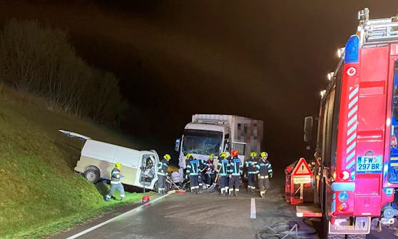 In der Nacht auf 25. März 2023 kam es bei Braunau am Inn zu einem Frontalcrash mit einem Lkw. Ein 40-Jähriger wurde dabei getötet.