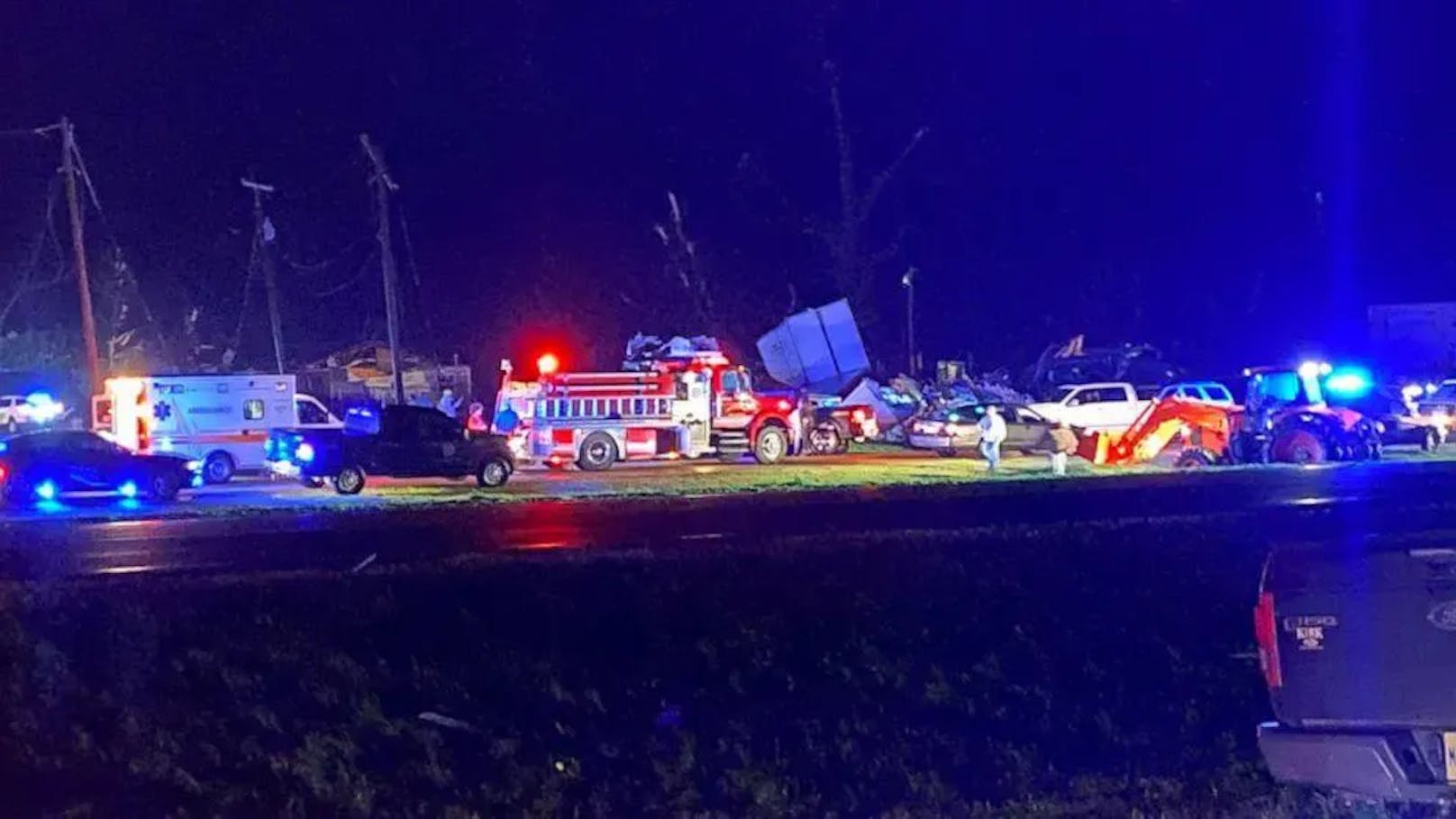 Fahrzeuge von Ersthelfern an der Stelle, an der ein Tornado in Silver City durchgezogen ist.