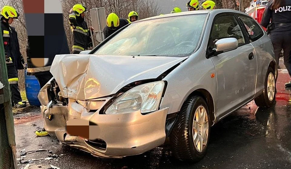 Der 23-Jährige wurde beim Frontalcrash unbestimmten Grades verletzt.