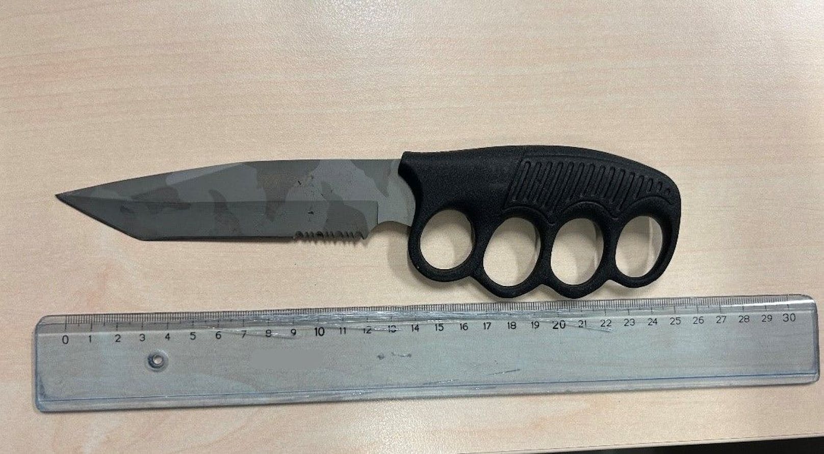 Mit diesem Messer soll der 25-Jährige seinen Ex-Nachbarn bedroht haben. 