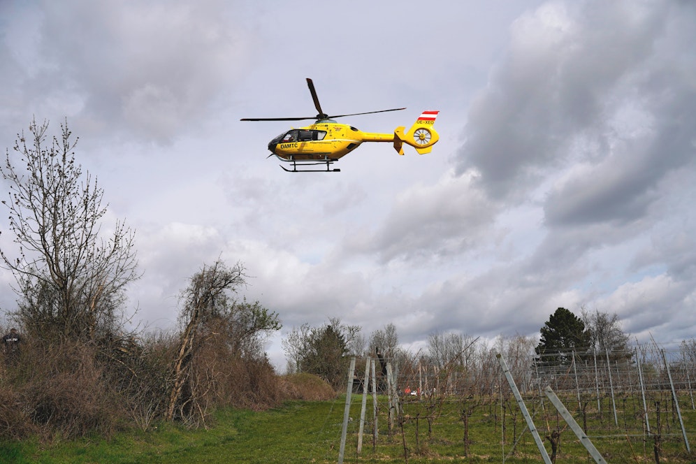 Der Mann musste mit schweren Verletzungen in ein Krankenhaus geflogen werden.