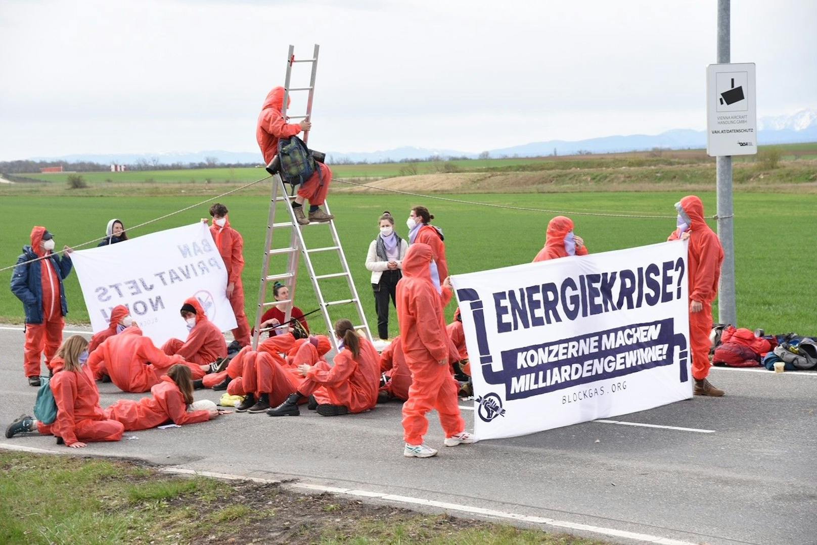 Rot bekleidet protestierten am Sonntag Aktivisten gegen die geplante europäische Gas-Konferenz. 