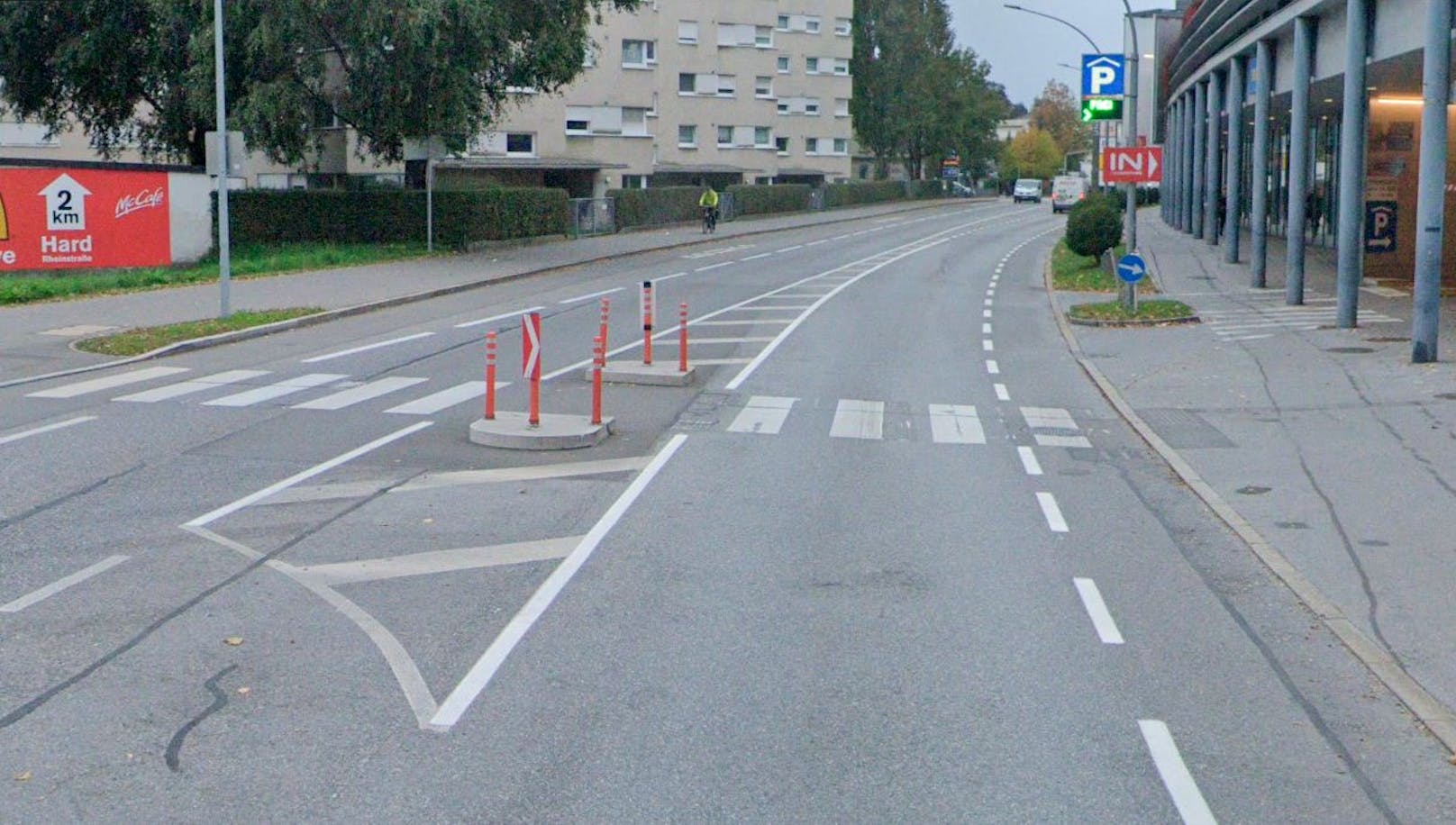 Ein Schutzweg auf der Rheinstraße in Bregenz in Fahrtrichtung Hard. (Symbolbild)