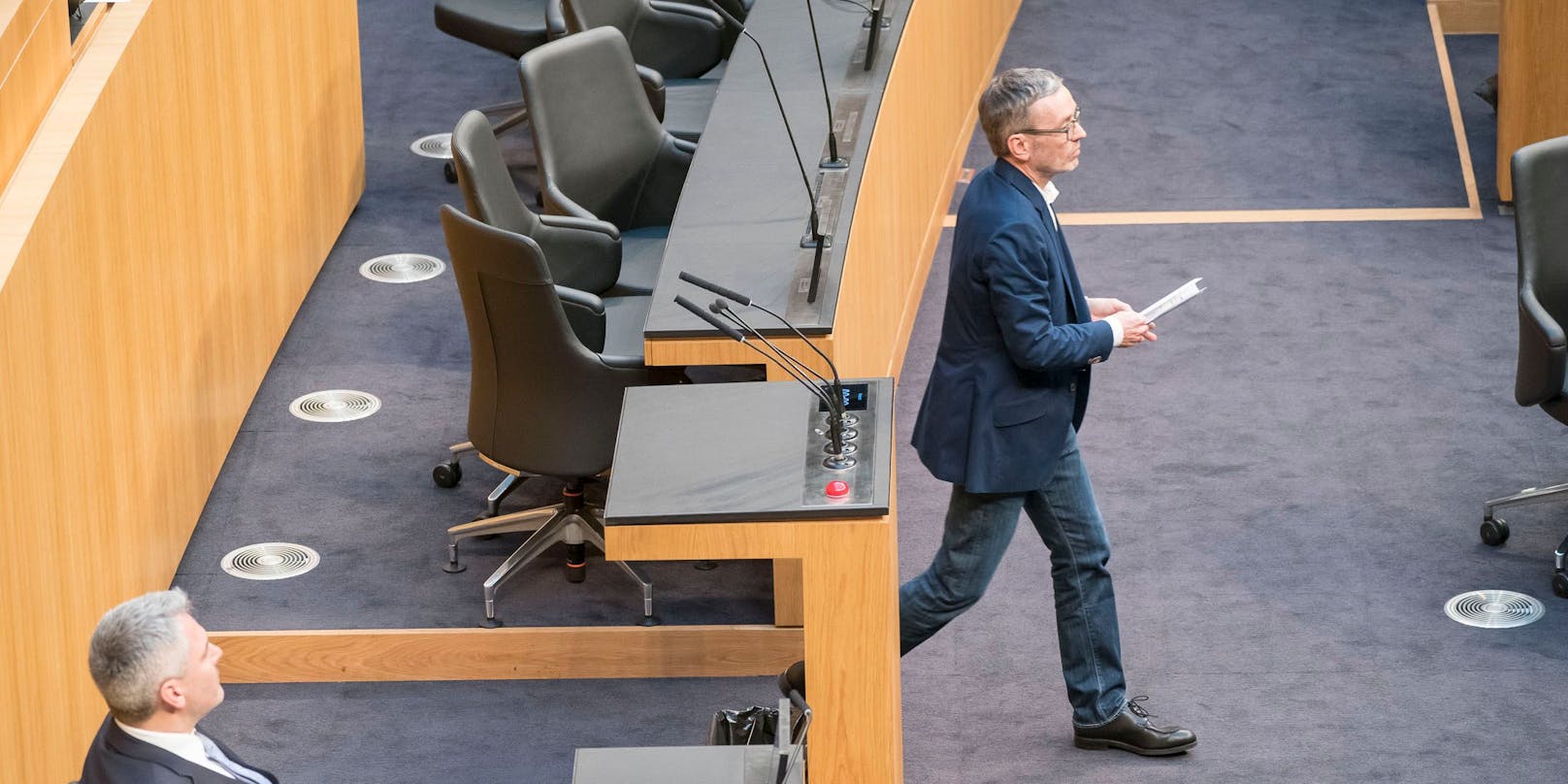 FPÖ-Parteichef Herbert Kickl stellt sich vehement gegen die Rede des ukrainisches Präsidenten im Parlament.