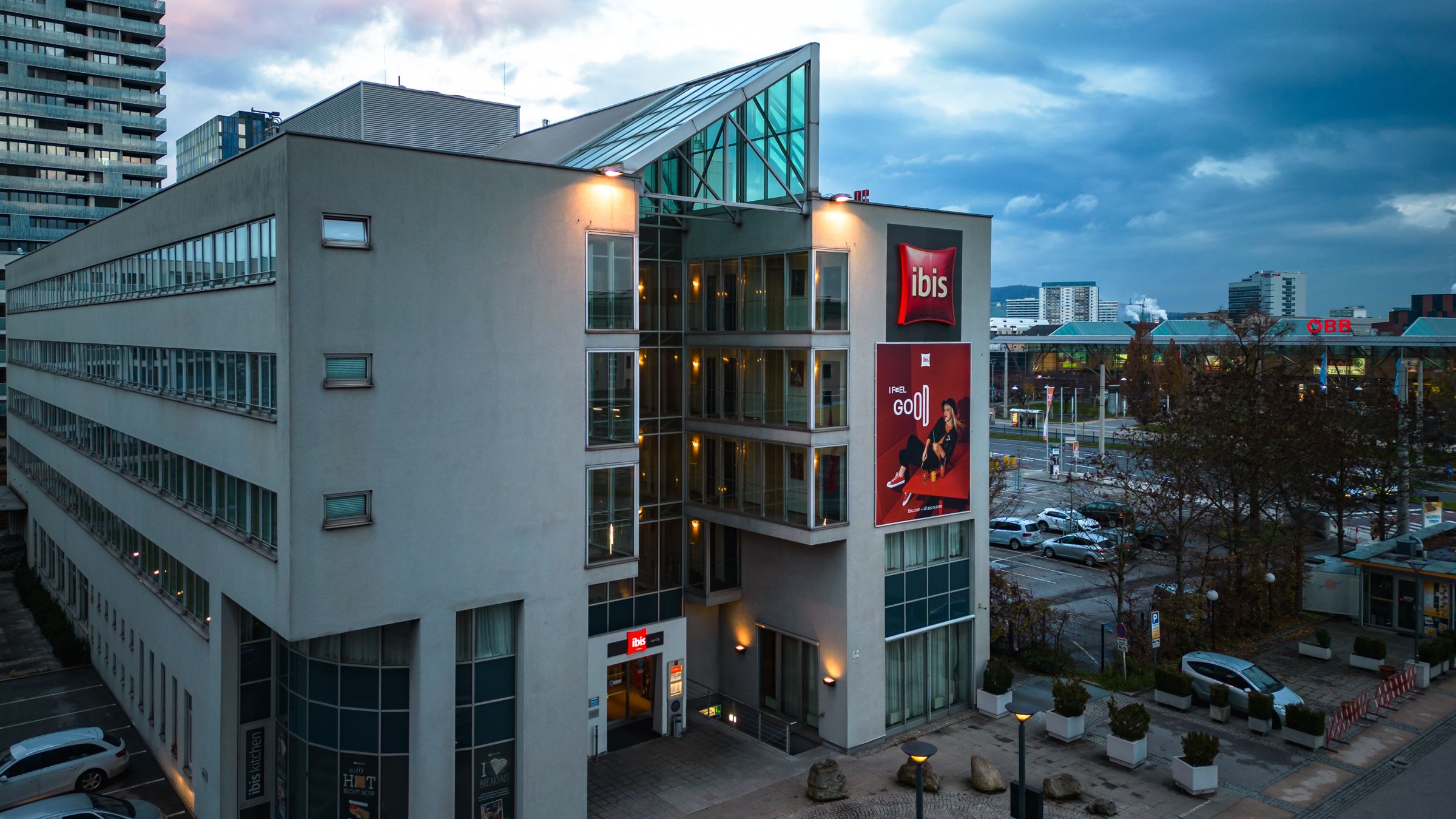 Im ehemaligen Ibis-Hotel beim Linzer Hauptbahnhof sollen 300 Asylsuchende Platz finden. Der Standort direkt beim Bahnhof sorgt für Ärger.