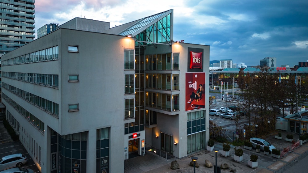 Im ehemaligen Ibis-Hotel beim Linzer Hauptbahnhof sollen 300 Asylsuchende Platz finden. Der Standort direkt beim Bahnhof sorgt für Ärger.