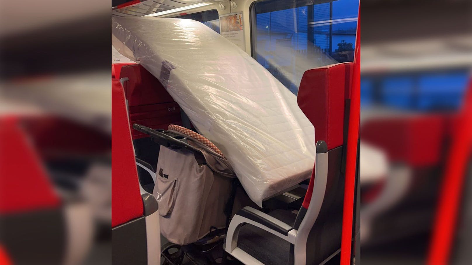 Eine Mutter mit Kleinkind transportierte eine Matratze von Sankt Pölten nach Wien.&nbsp;