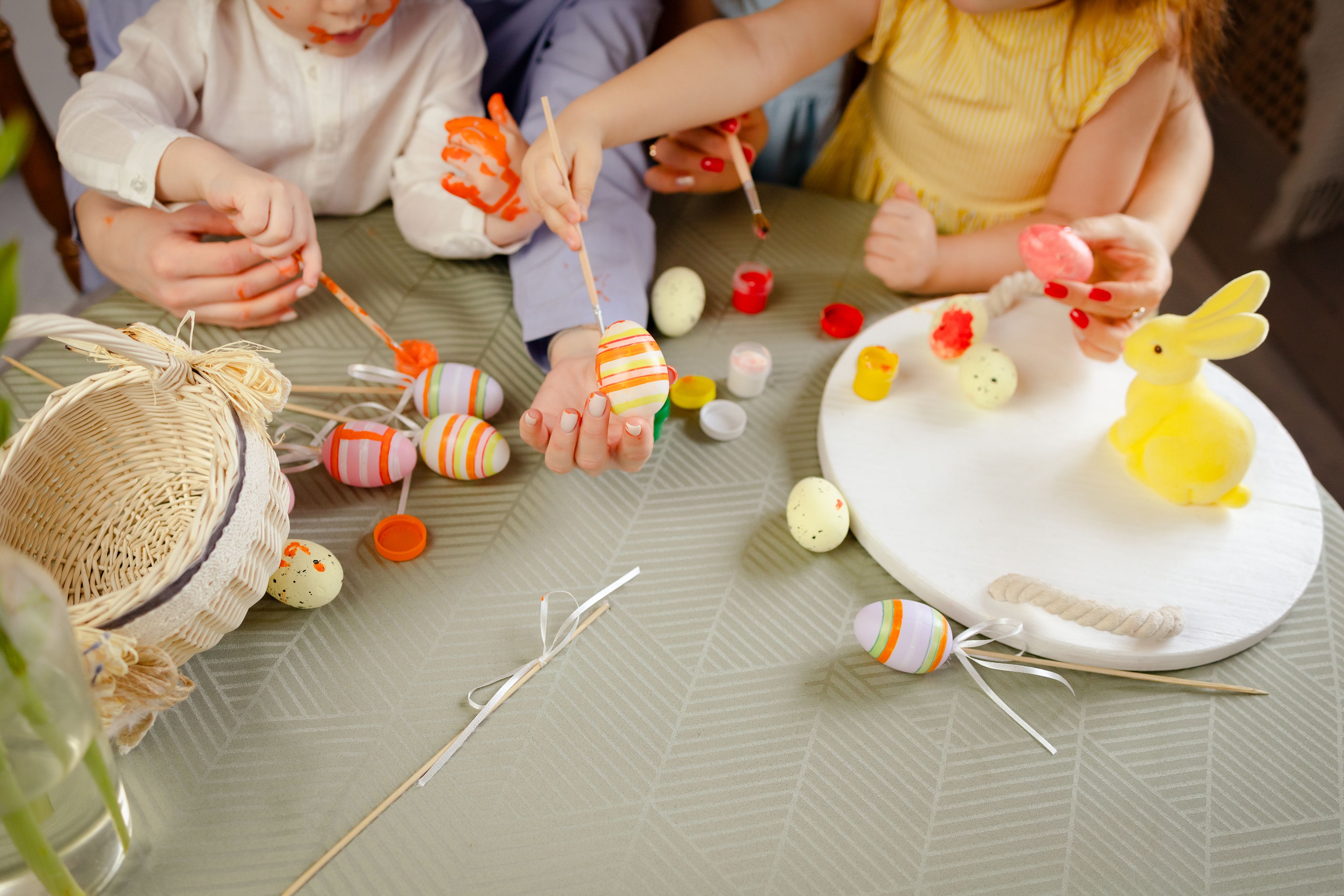 Eier färben ist ein Brauch zu Ostern.
