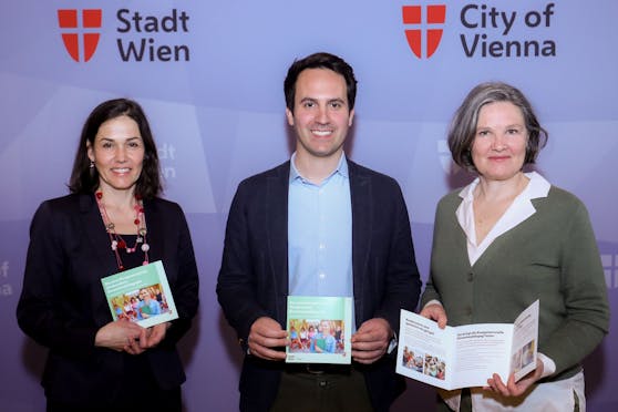 Brigitte Gstrein (Wiener Kinder- und Jugendhilfe, MA 11), Vizebürgermeister Christoph Wiederkehr (Neos) und Hedwig Wölfl (Geschäftsführerin der auf Kinderschutz spezialisierten Organisation 'die möwe') präsentierten das neue Gesetz.
