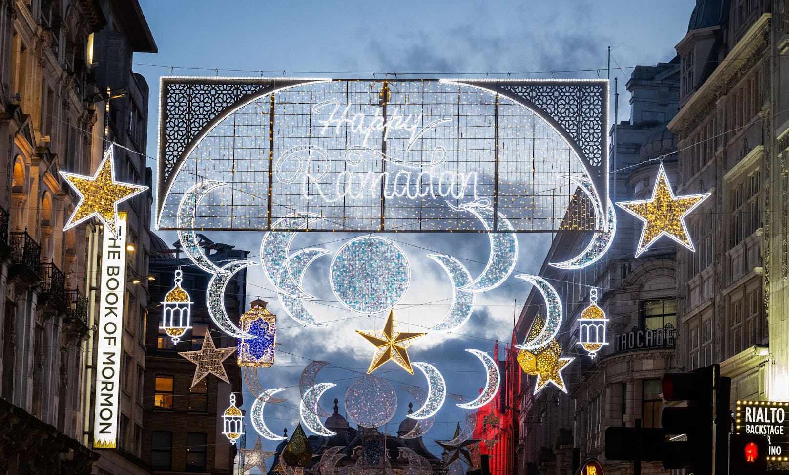Erstmals leuchtet in London heuer Ramadan-Beleuchtung. Die SÖZ fordert eine ähnliche für Wien, die FPÖ ist dagegen.&nbsp;