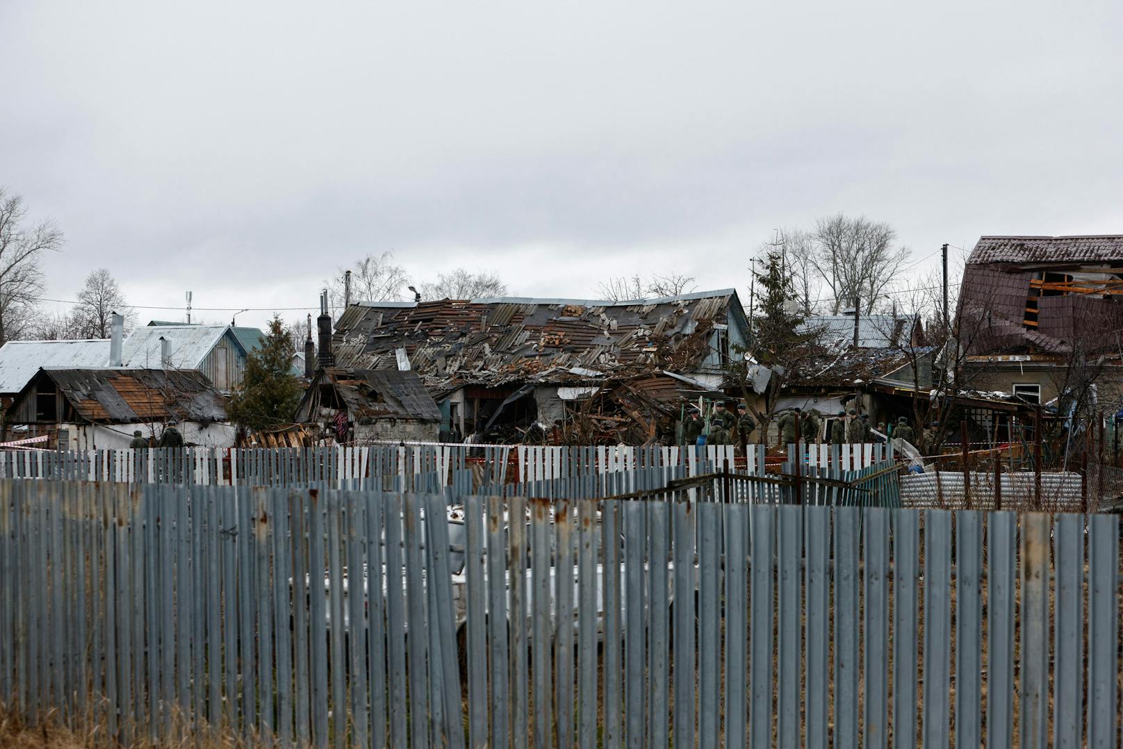 Fotos der Nachrichtenagentur Reuters zeigen mindestens zwei beschädigte Einfamilienhäuser...