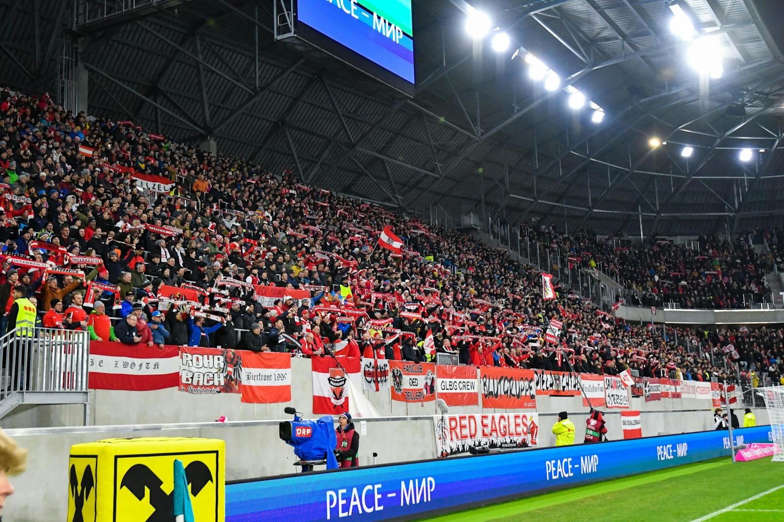 Erneut in Topform: Die Fans in Linz. Das Stadion war ausverkauft.