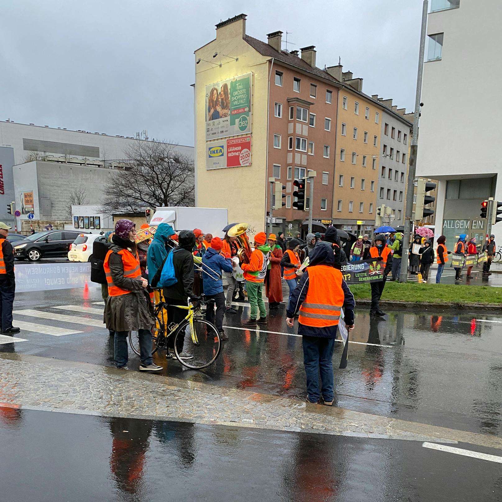 Klima-Kleber der Letzten Generation legten am 27. März 2023 mit einem Protestmarsch samt Musikkapelle die Innsbrucker Olympiastraße lahm.