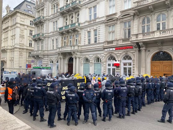  Nach Aktionen am Samstag am Sonntag gibt es nun Demonstrationen und Sitzblockaden in der Wiener Innenstadt. 