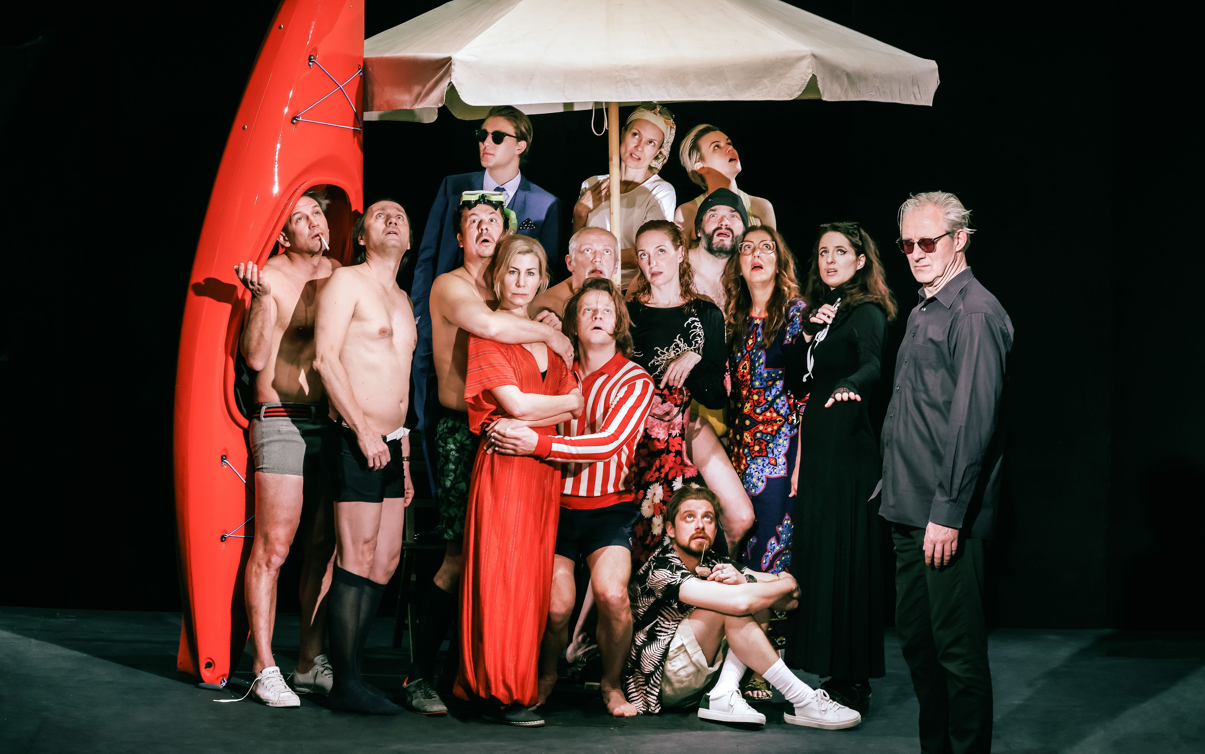 Fünfzehn Darsteller spielen hier gleichzeitig auf der Bühne. 