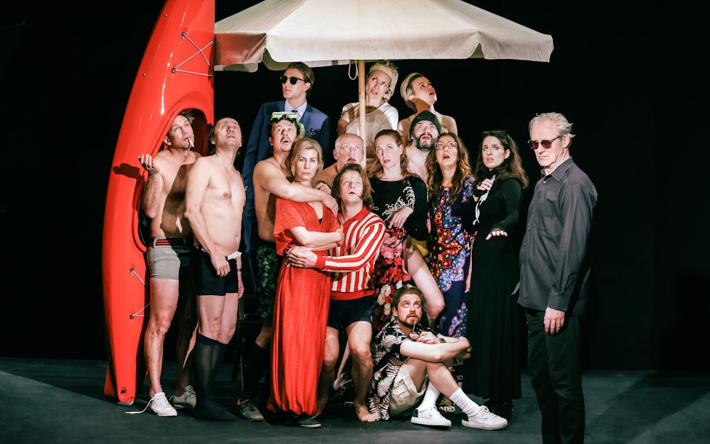 Fünfzehn Darsteller spielen hier gleichzeitig auf der Bühne. 