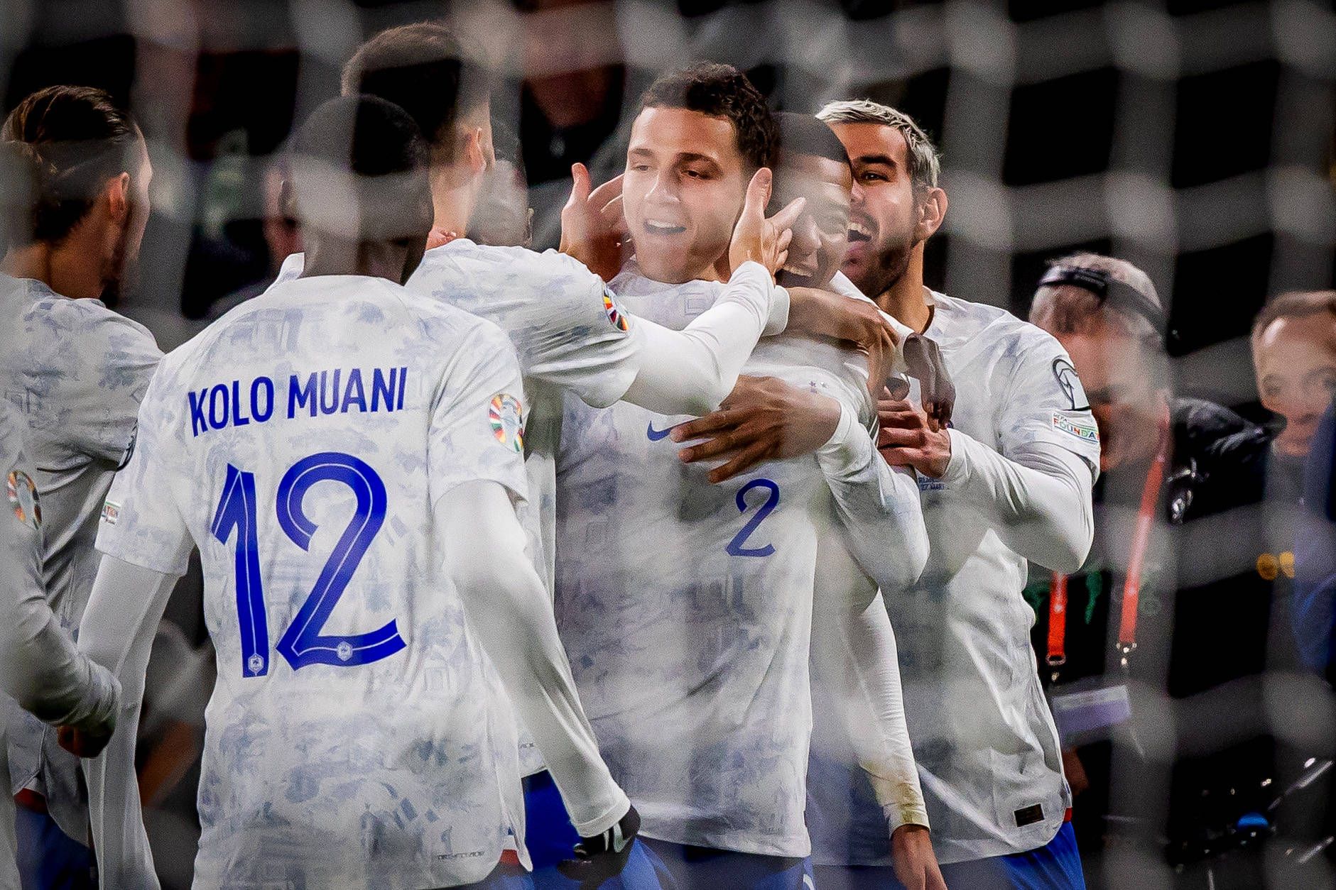 Frankreich bejubelt den 1:0-Sieg über Irland.