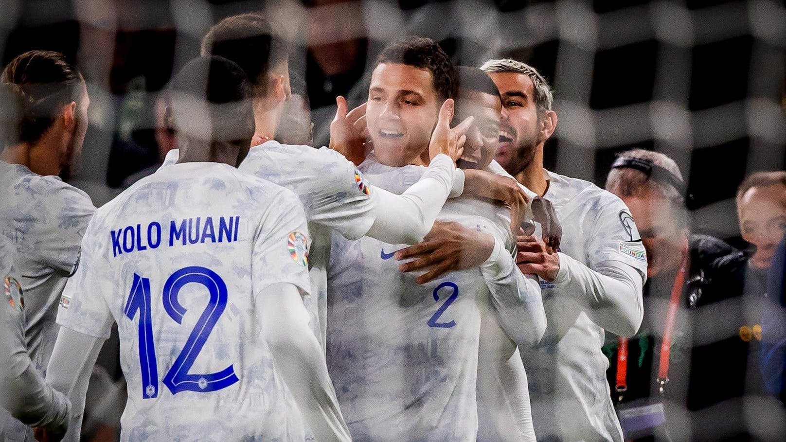 Frankreich bejubelt den 1:0-Sieg über Irland.